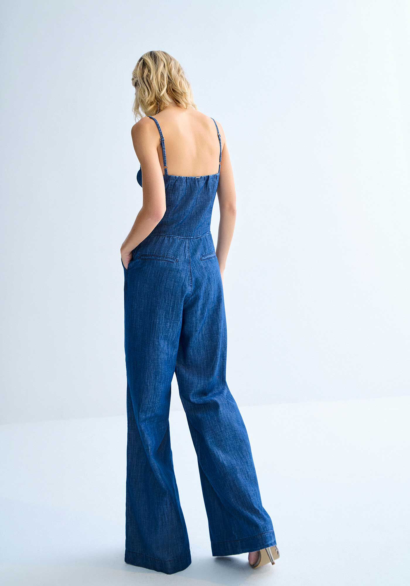 Macac&atilde;o Jeans Longo Pantalona com Pregas Cintura, , large.