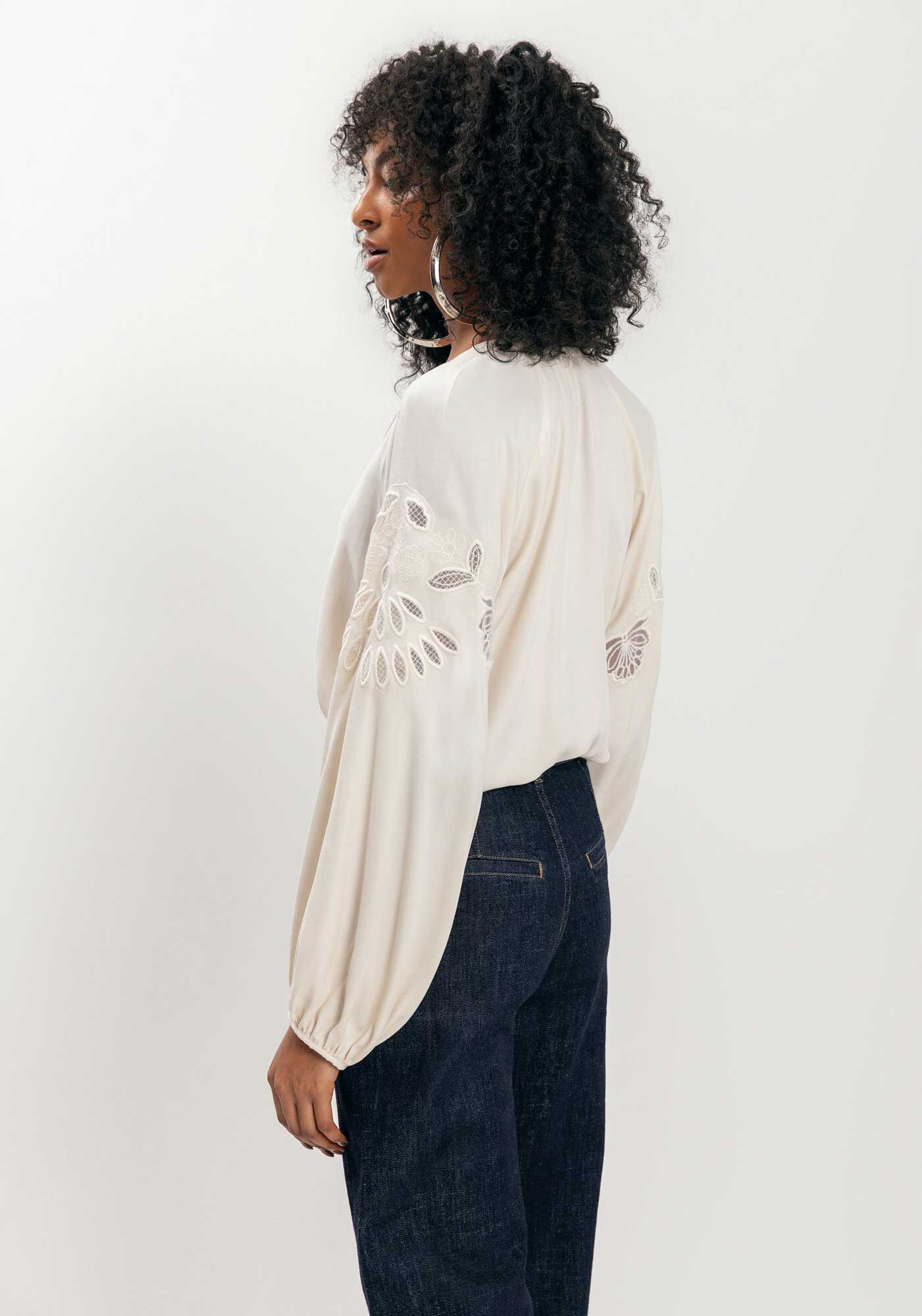 Blusa De Mangas Longas Bufantes Com Bordados E Amarra&ccedil;&atilde;o, , large.