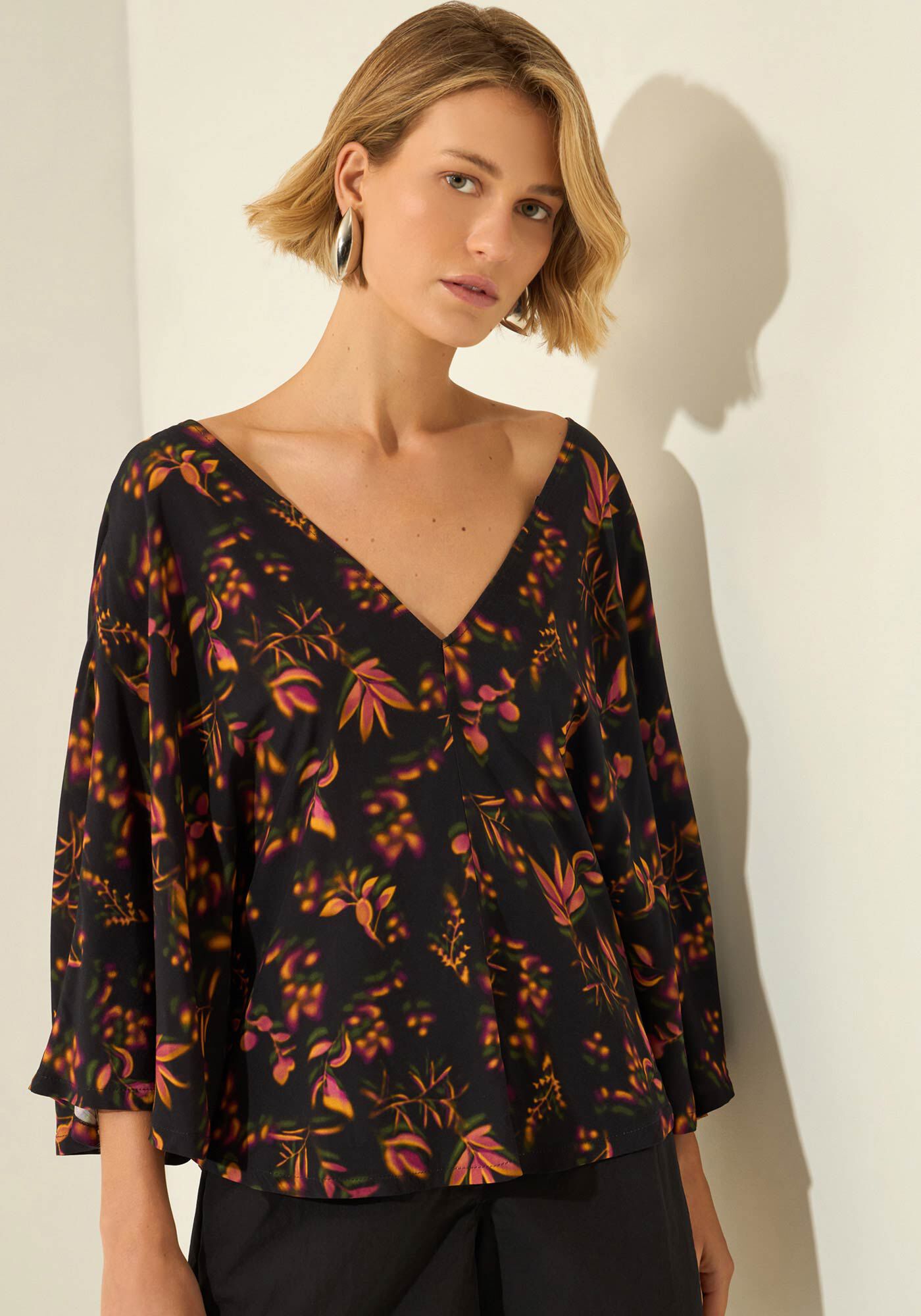 Blusa Estampada Com Mangas Amplas E Decote Em V, DELICADEZA PRETO, large.