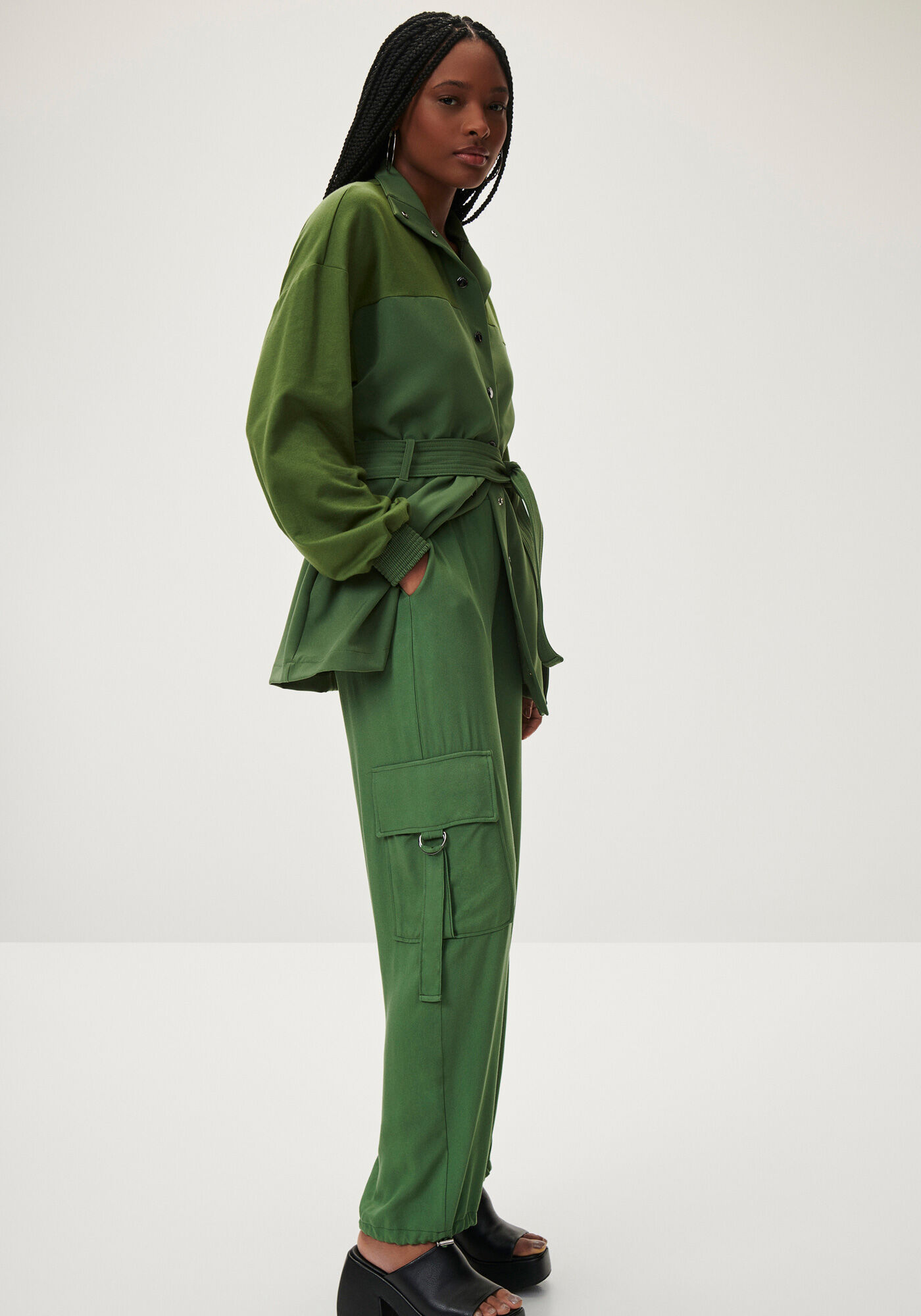 Cal&ccedil;a Jogger em Viscose com Bolsos Cargo, , large.