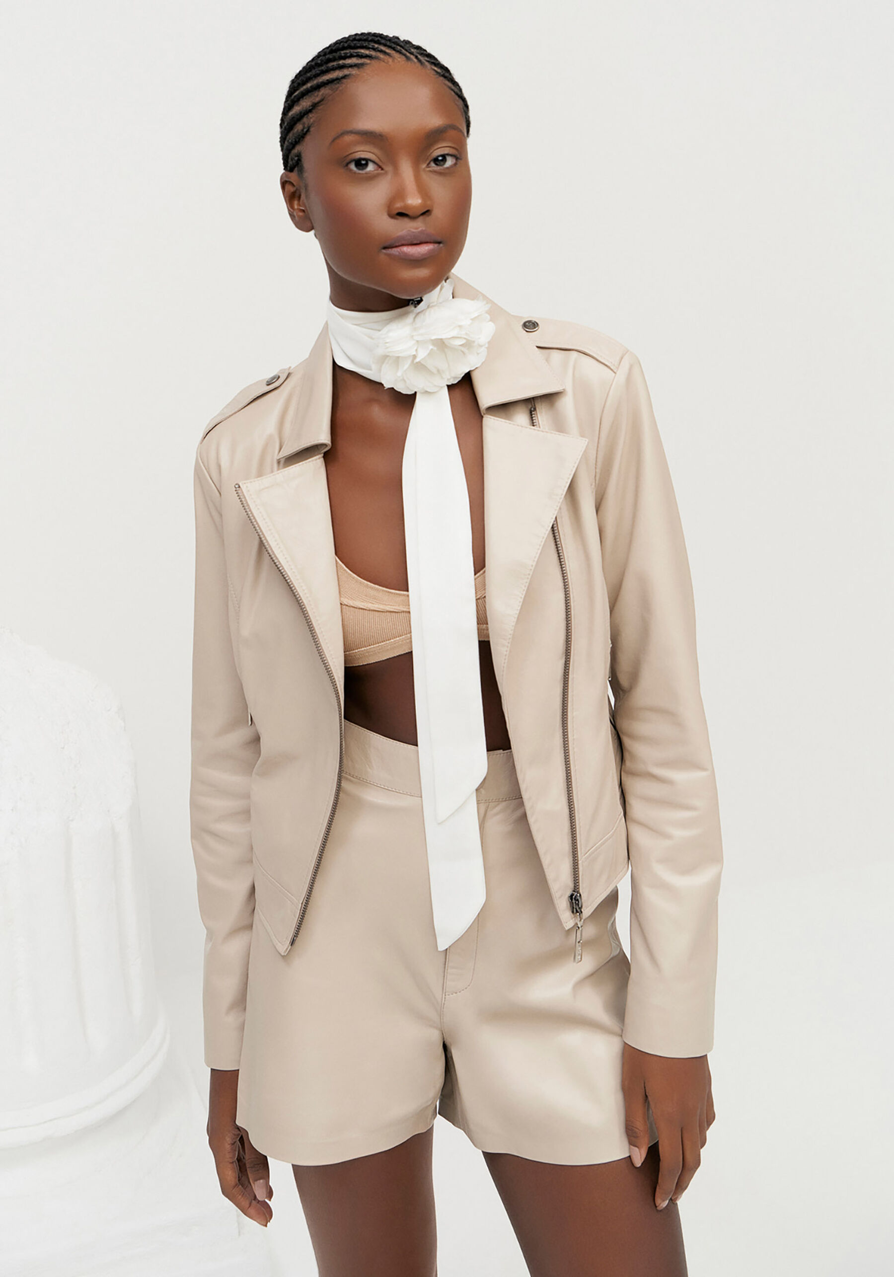 Jaqueta Biker em Couro com Zíper Diagonal, BEGE FLAME. Jaqueta Biker em Couro com Zíper Diagonal, BEGE FLAME, large.