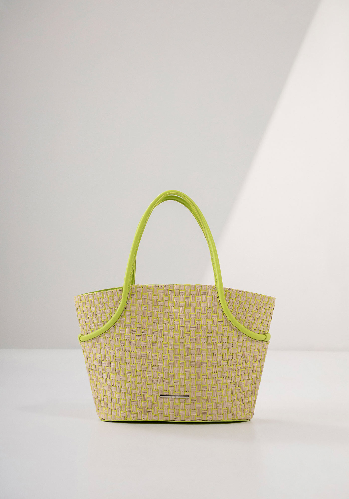 Bolsa Tote Grande em R&aacute;fia com Detalhe Al&ccedil;a, , large.