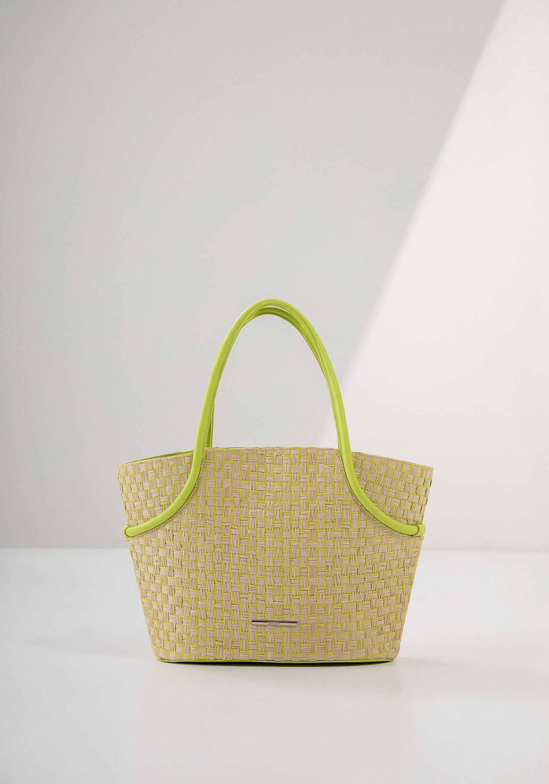 Bolsa Tote Grande em Ráfia com Detalhe Alça, . Bolsa Tote Grande em Ráfia com Detalhe Alça, , large.
