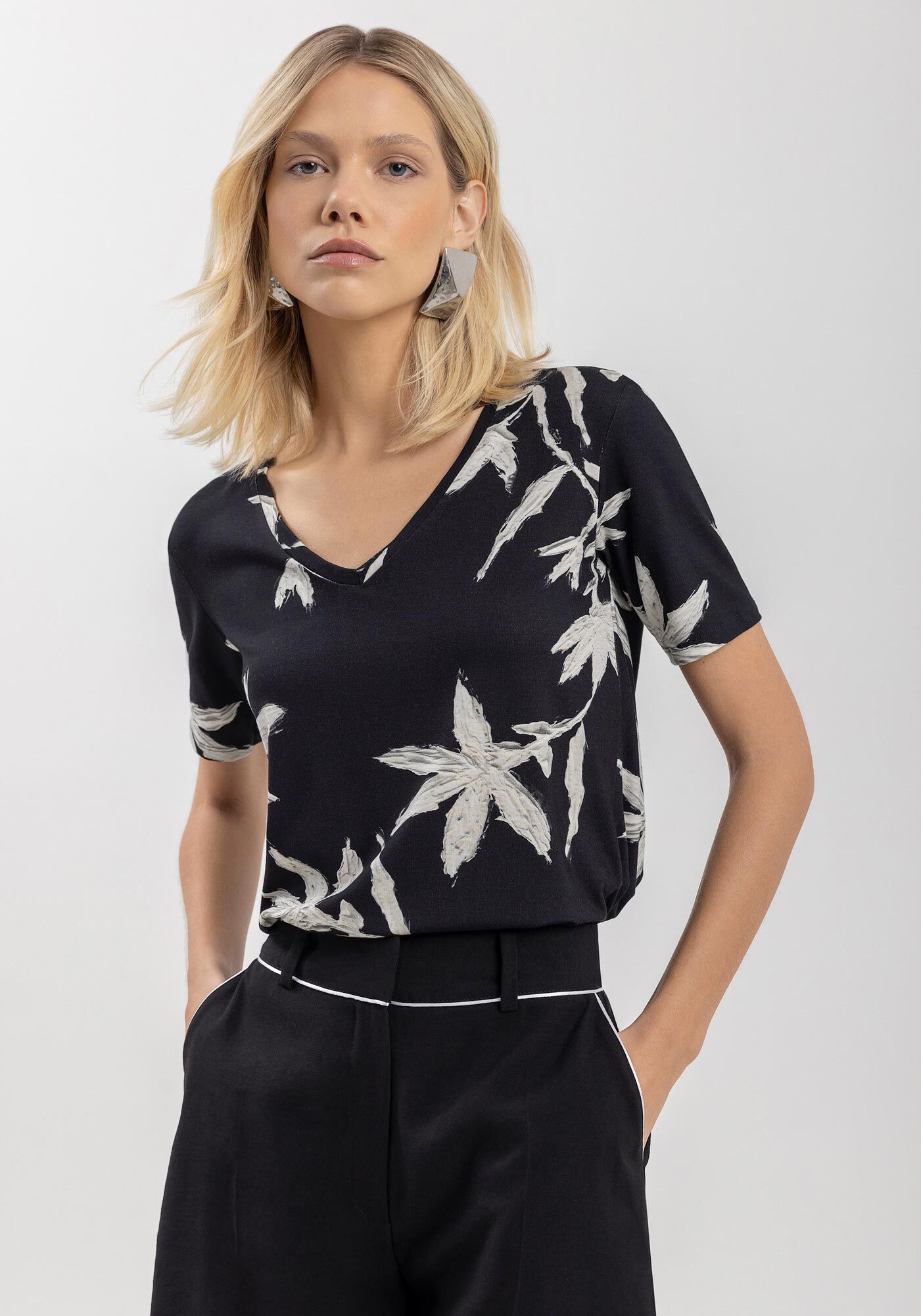 Blusa Estampada Em Malha De Viscose Com Mangas E Gola V, CANVAS PRETO, large.