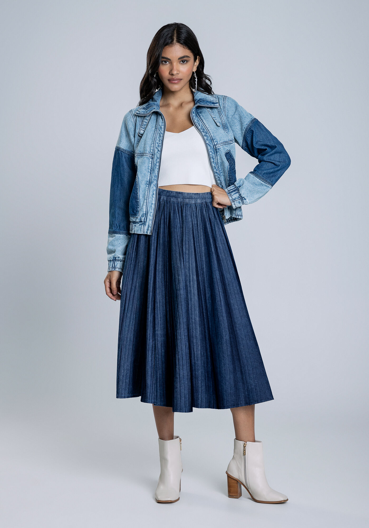 Saia plissada shop com jaqueta jeans