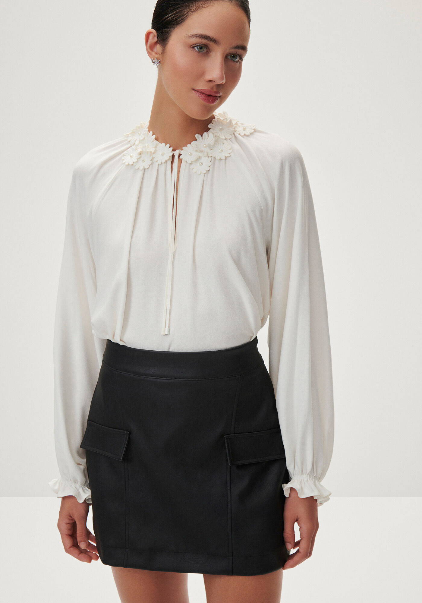 Blusa Manga Longa em Crepe com Aplique Flores, , large.