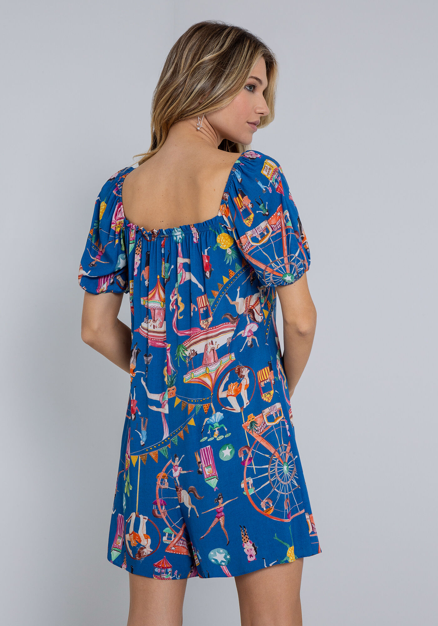 Macac&atilde;o Curto em Viscose com Franzido Decote, , large.