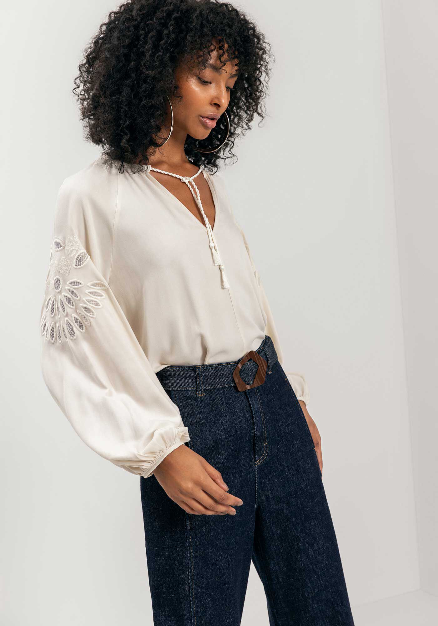 Blusa De Mangas Longas Bufantes Com Bordados E Amarra&ccedil;&atilde;o, , large.