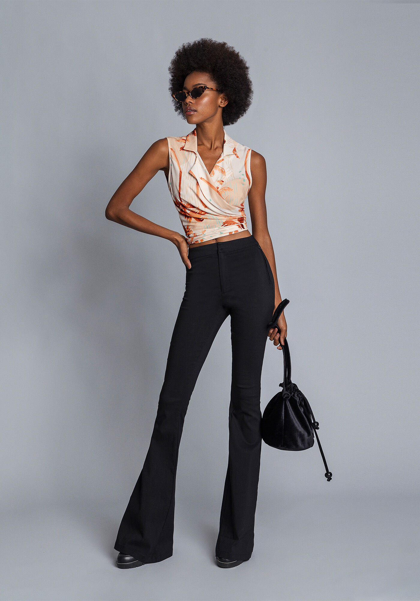 Calça flare com blusa cropped sales