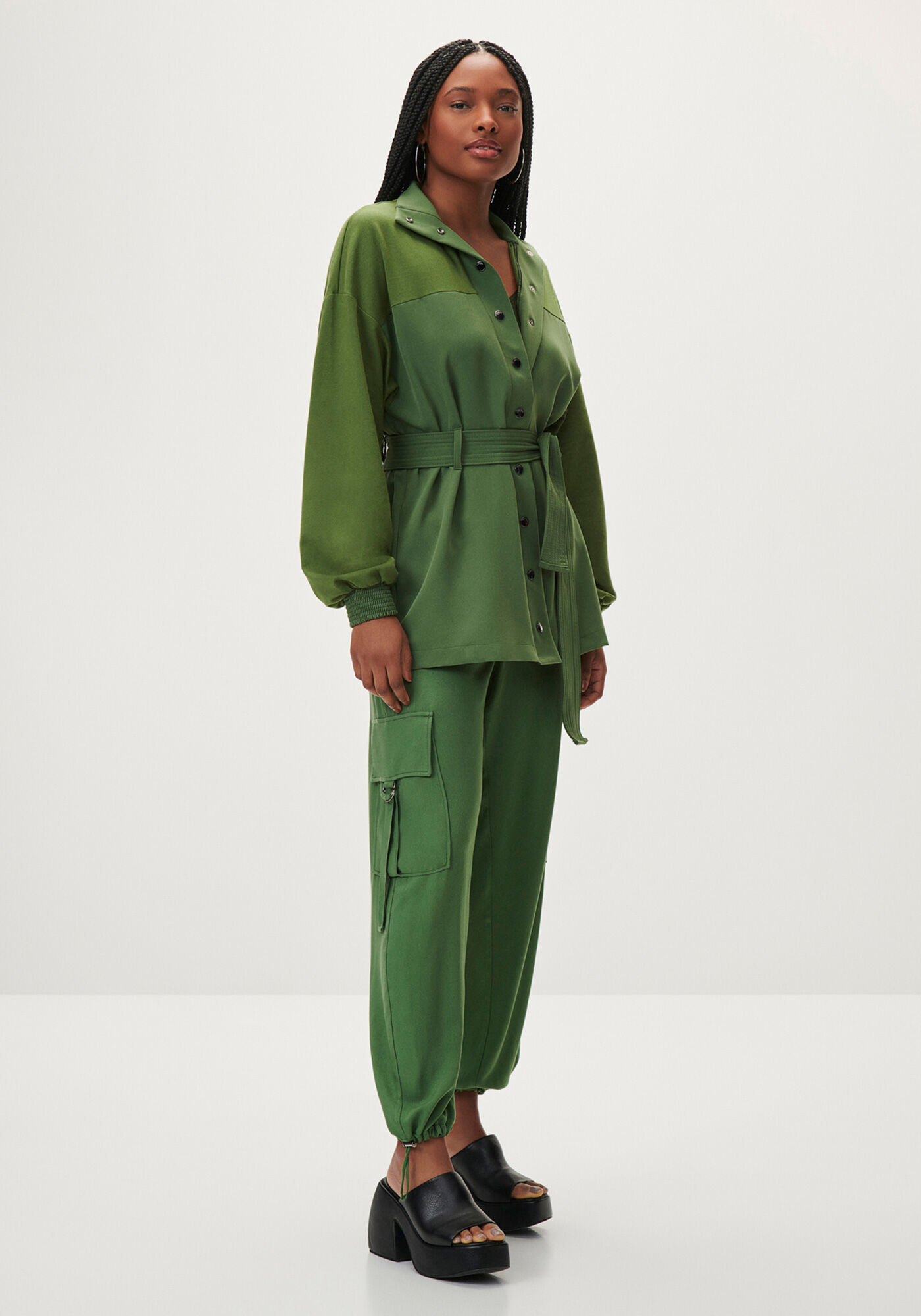 Cal&ccedil;a Jogger em Viscose com Bolsos Cargo, , large.