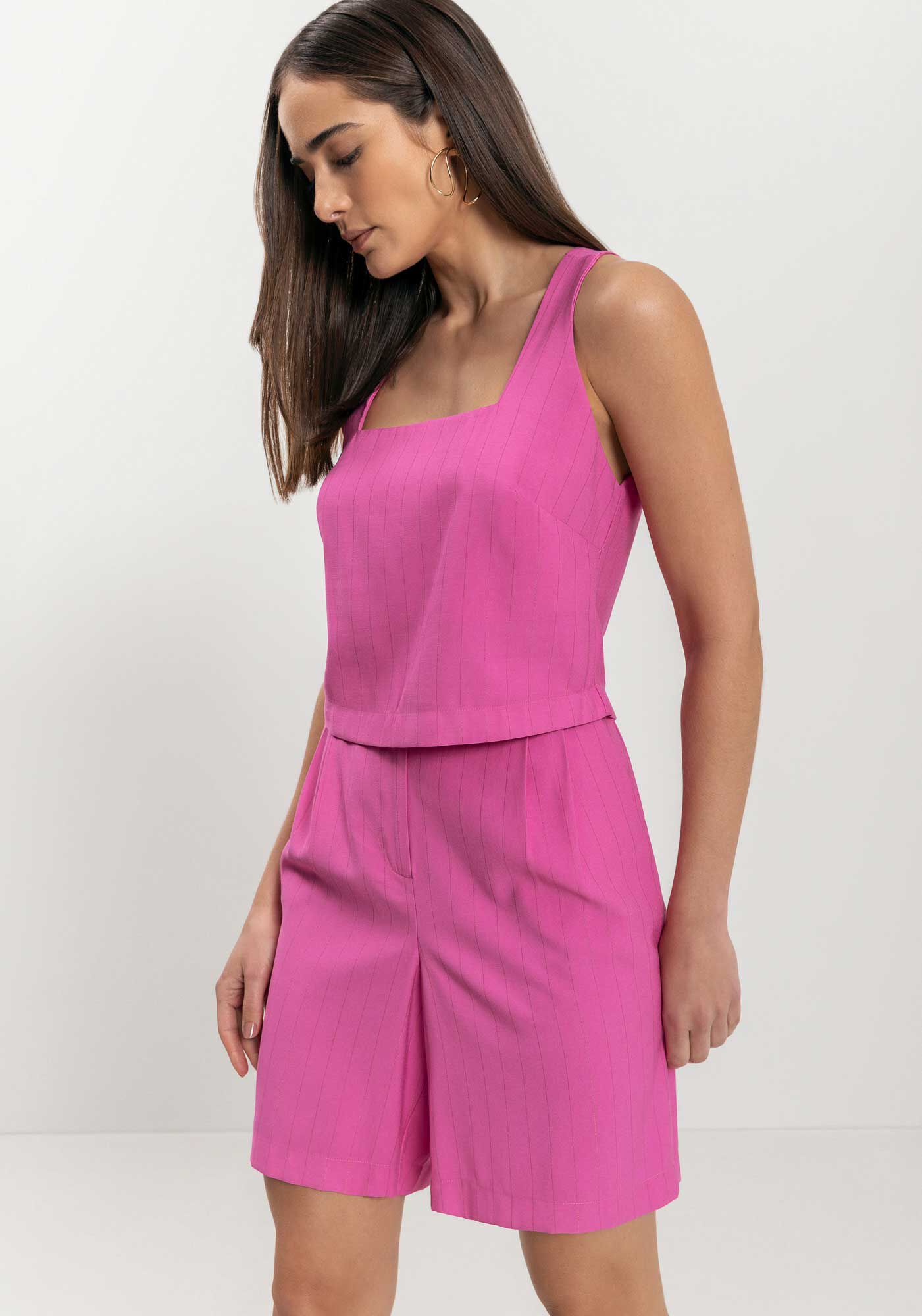 Blusa Curta Em Alfaiataria Com Decote Reto E Riscas De Giz, , large.