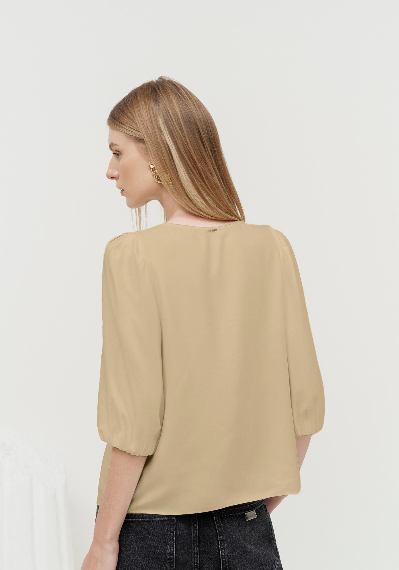 Blusa Manga 3/4 em Crepe com Detalhe Decote, , large.