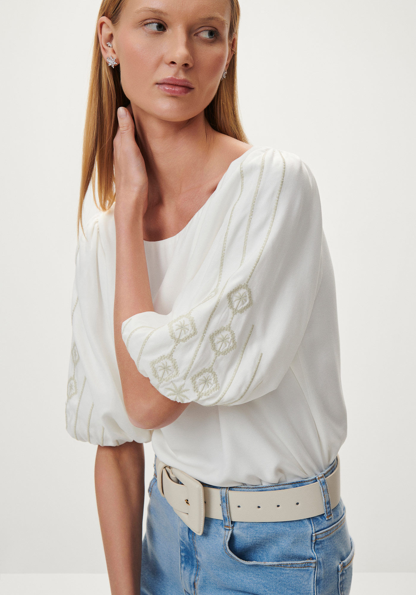 Blusa em Viscose com Manga Bufante Bordada, , large.