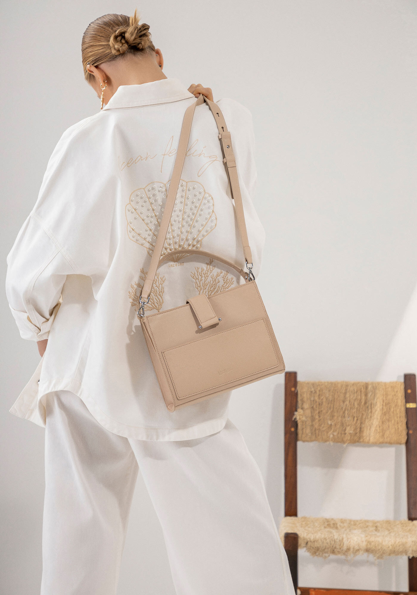 Bolsa M&eacute;dia com Detalhe Frontal e Al&ccedil;a Tiracolo, , large.