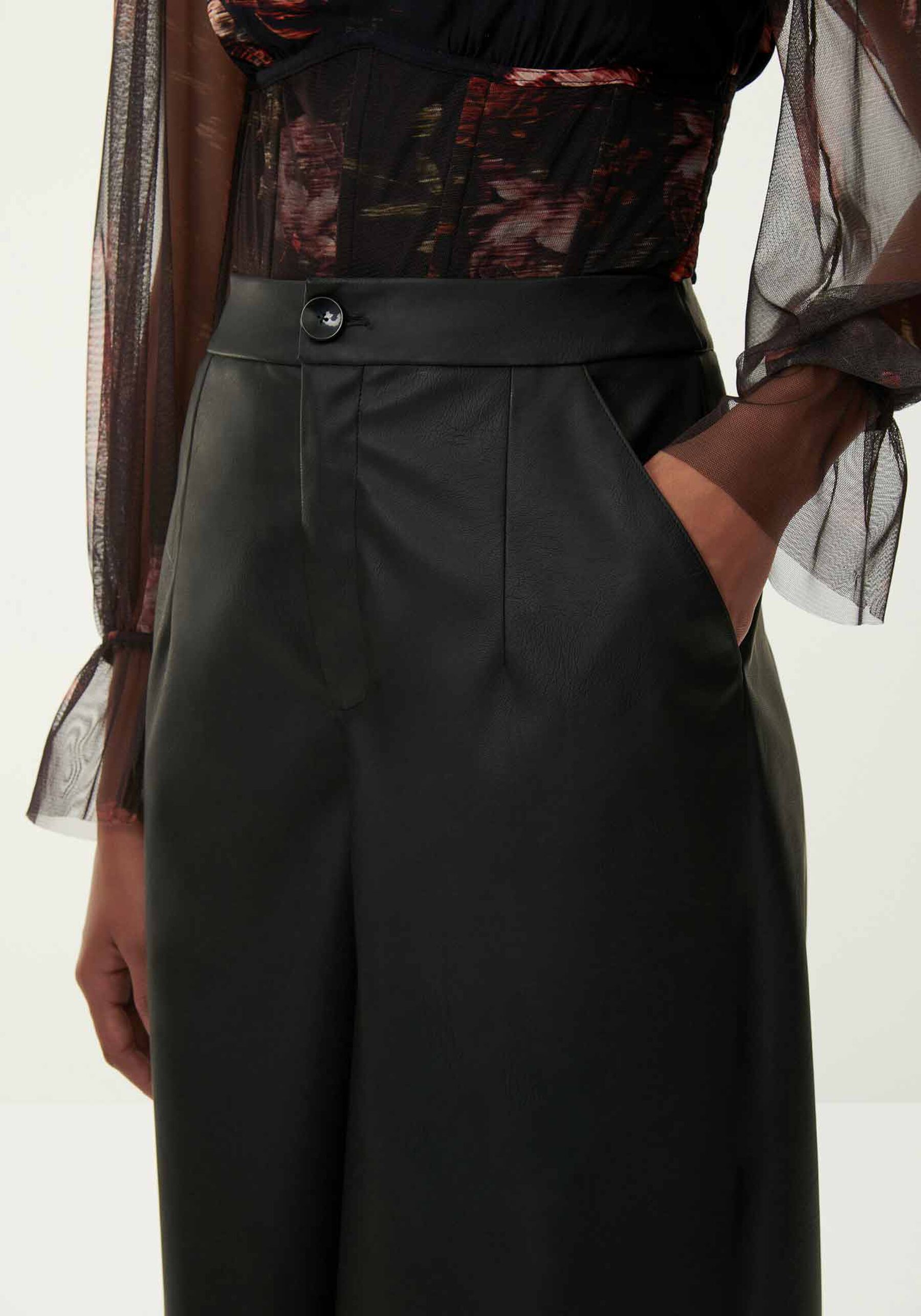 Calça Pantacourt em PU com Cintura Alta, . Calça Pantacourt em PU com Cintura Alta, , large.
