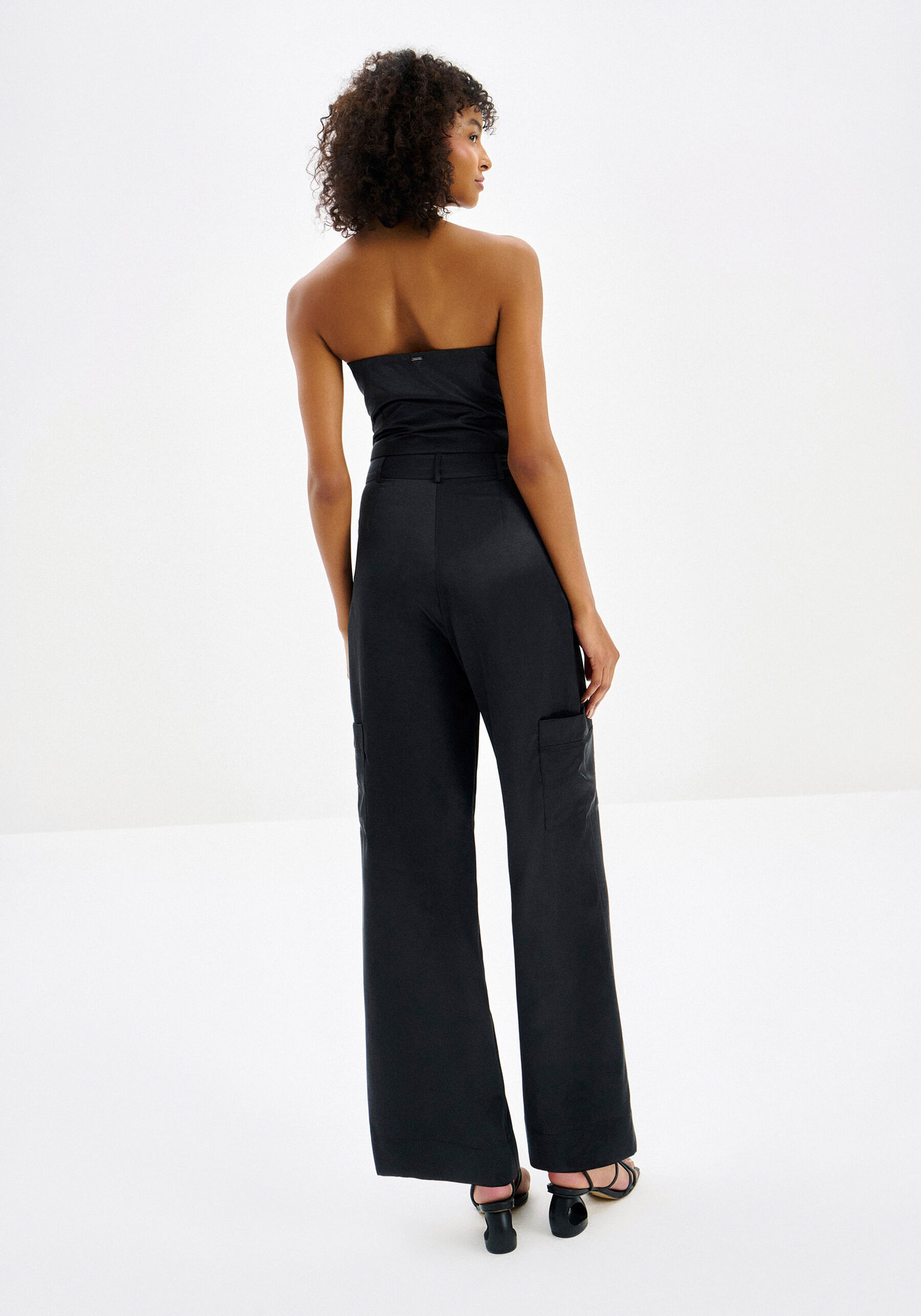 Calça Wide Leg em Cetim com Bolso Cargo, PRETO REATIVO. Calça Wide Leg em Cetim com Bolso Cargo, PRETO REATIVO, large.