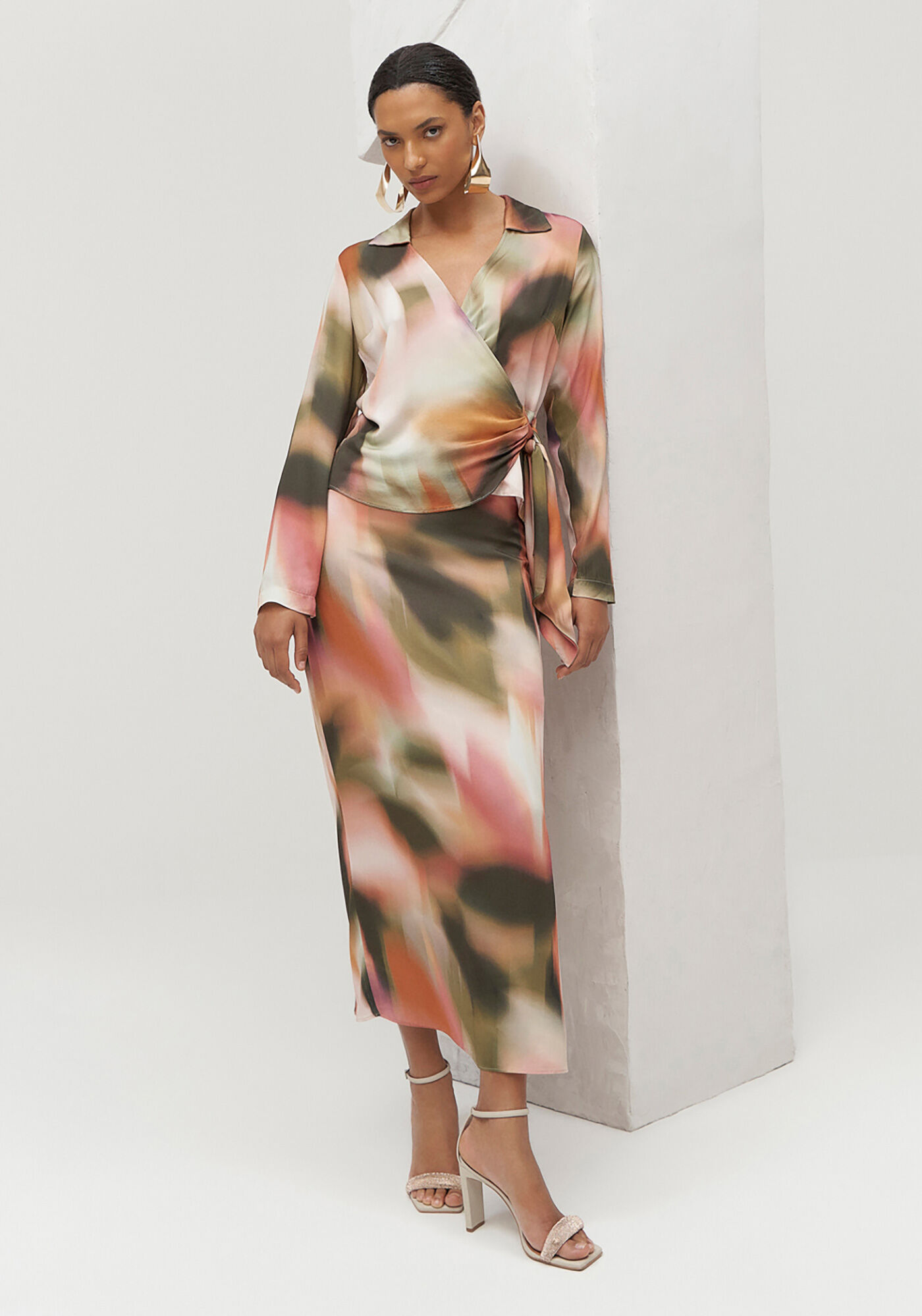 Blusa Manga Longa em Viscose Transpassada, BLUR, large.