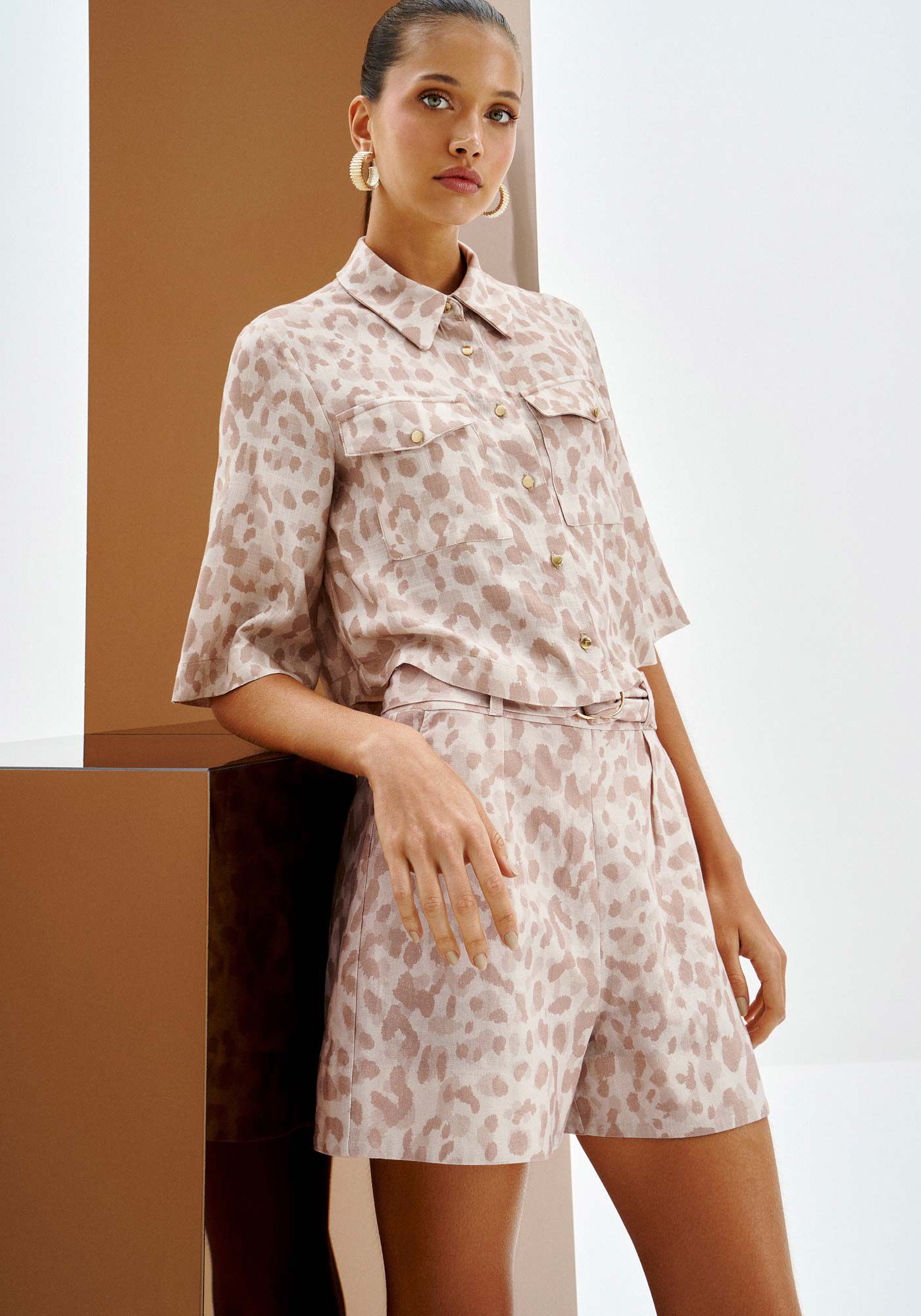 Camisa Manga Curta Cropped em Viscose Estampada, ONCA, large.