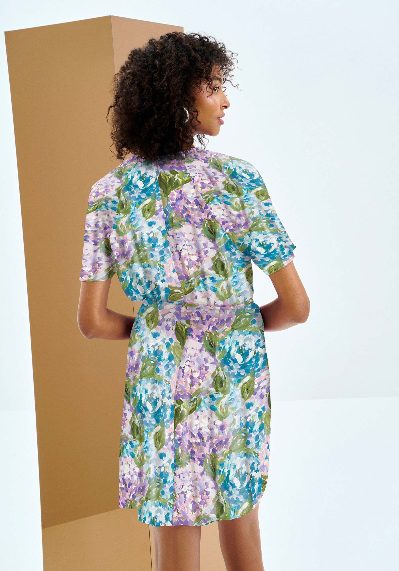 Vestido Curto Estampado em Viscose com Cinto, HORTENCIAS, large.