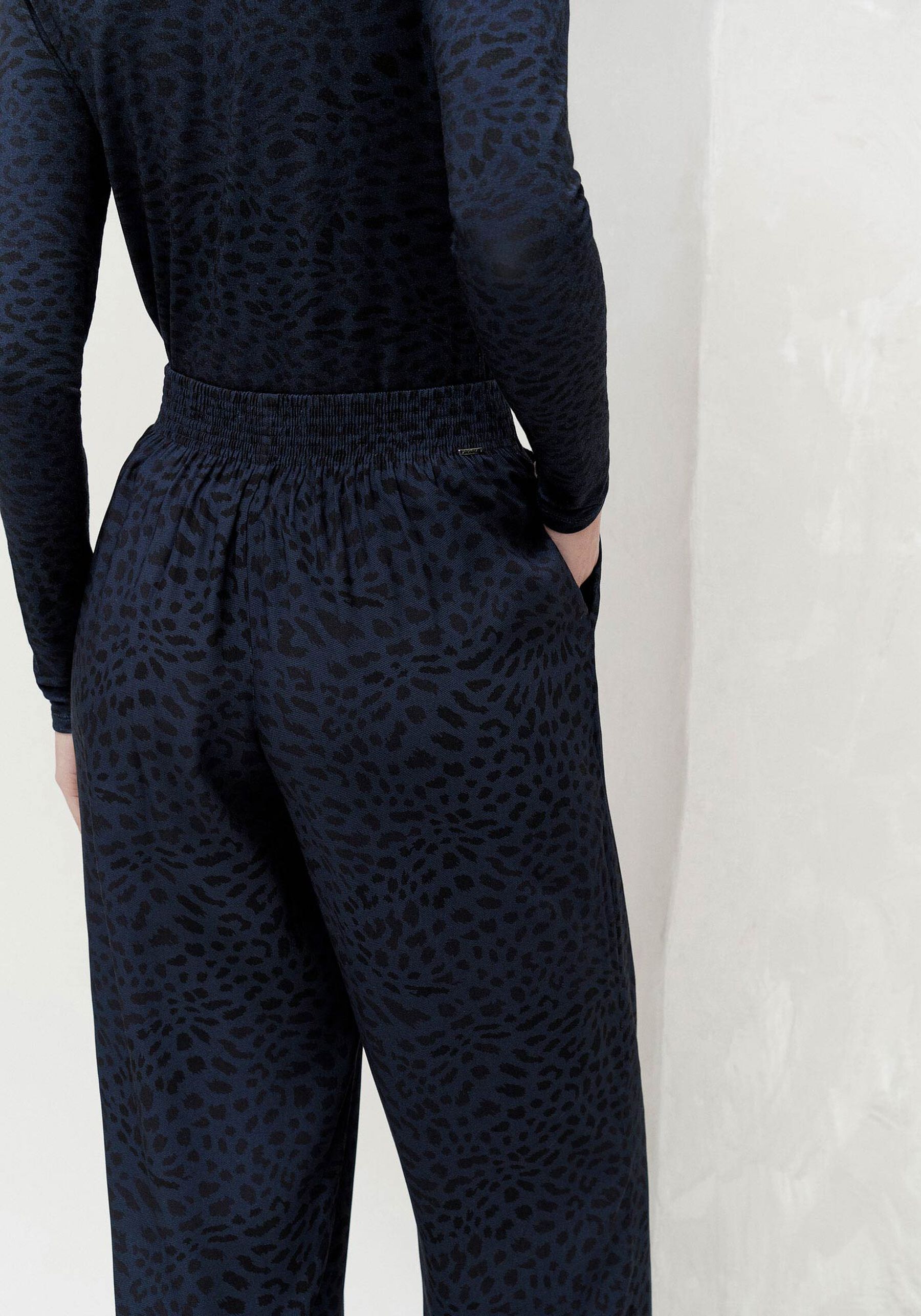 Calça Reta em Viscose Estampada, LEOPARDO. Calça Reta em Viscose Estampada, LEOPARDO, large.