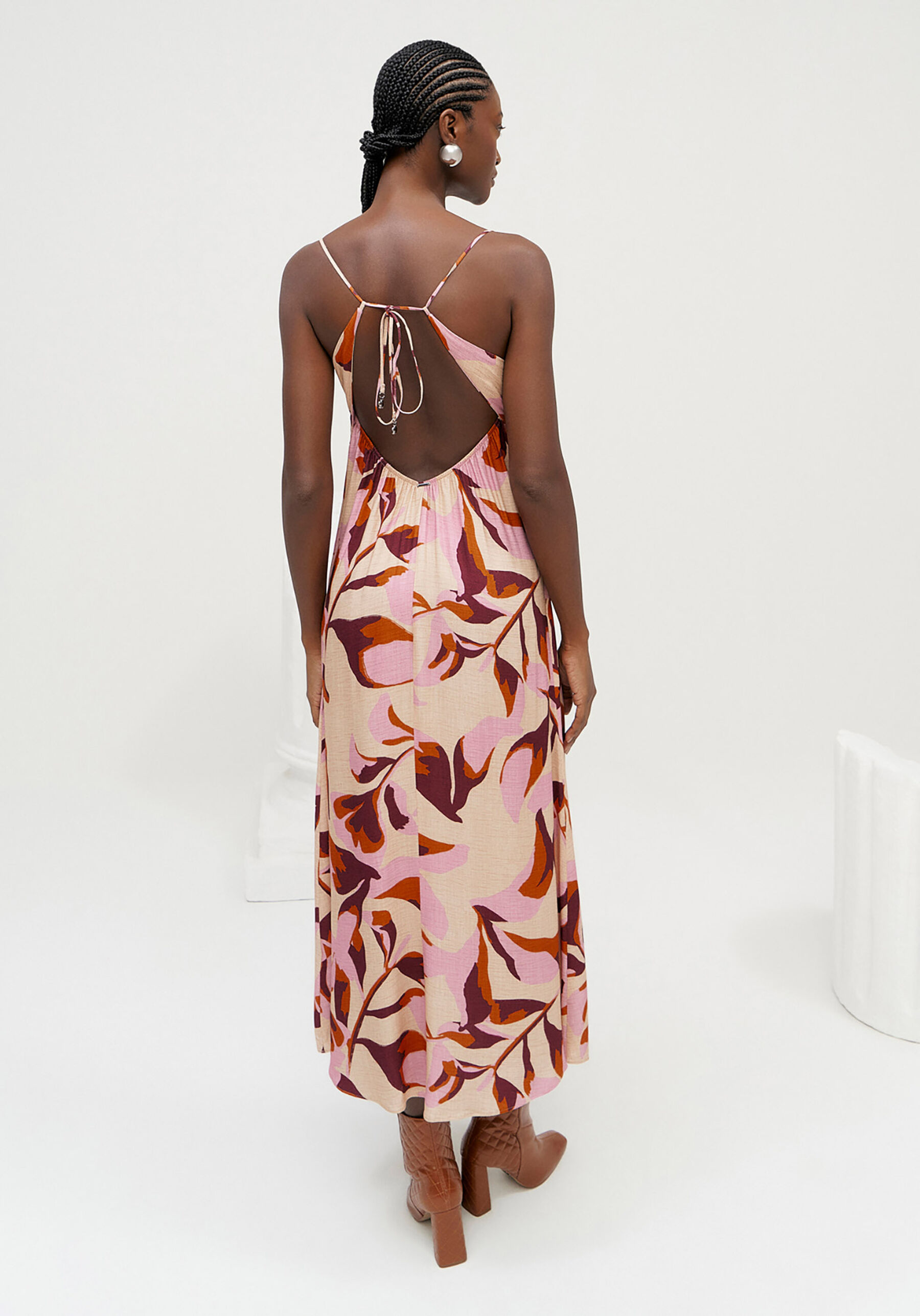 Vestido Midi em Crepe com Decote Degagê, PINK PETALS. Vestido Midi em Crepe com Decote Degagê, PINK PETALS, large.