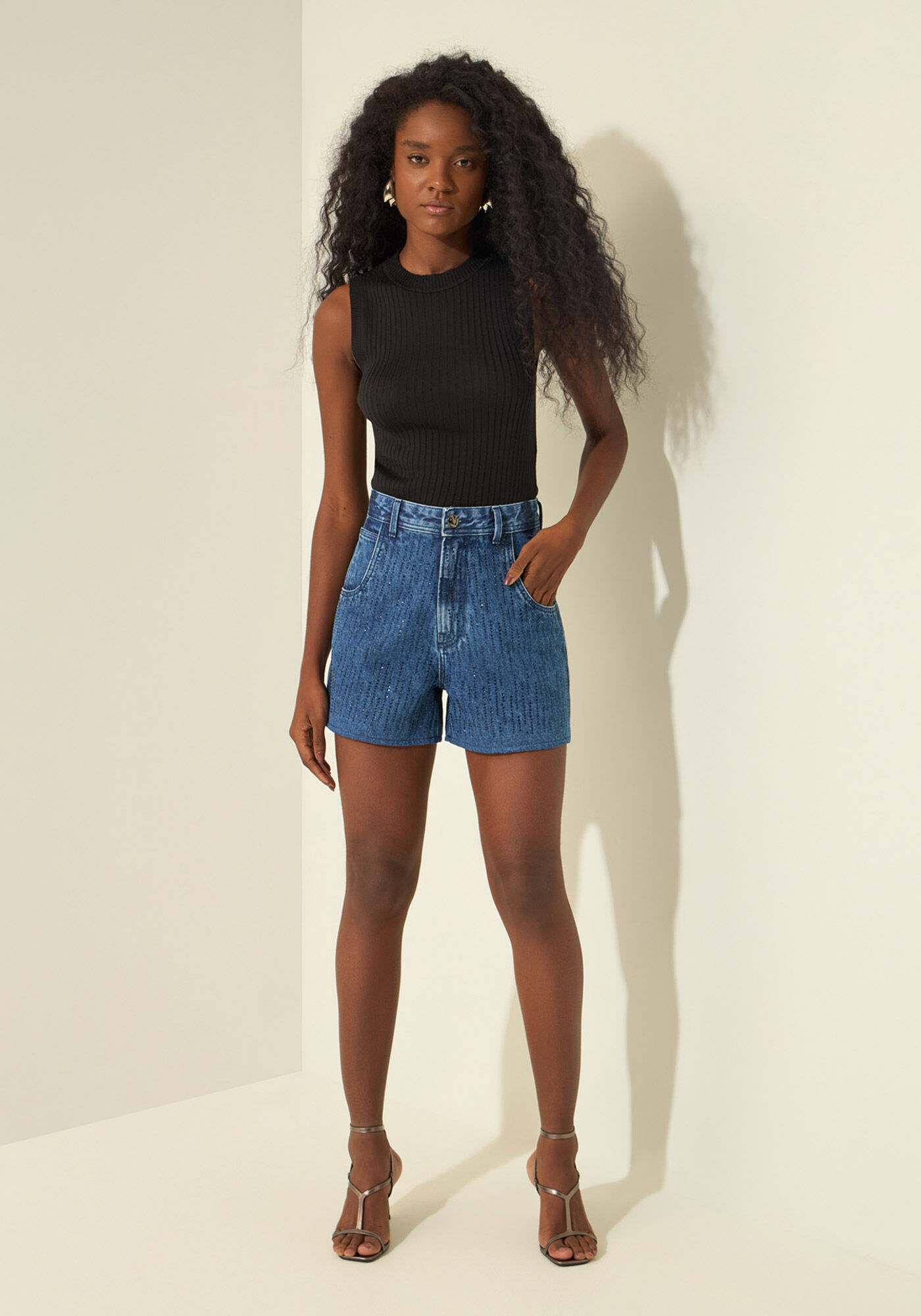 Shorts Mom Jeans De Cintura Alta Com Aplica&ccedil;&otilde;es, JEANS, large.