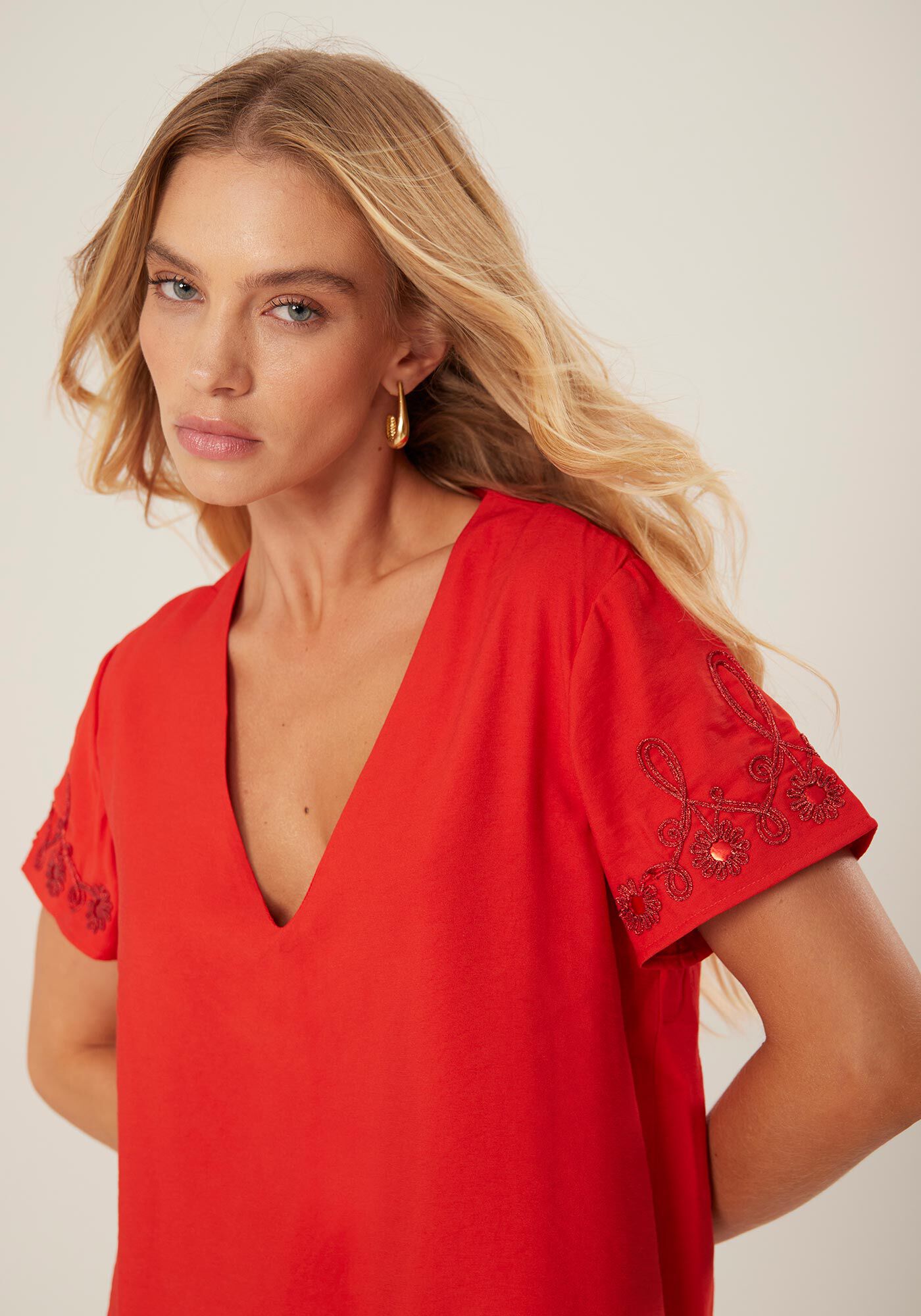 Vestido Curto Reto com Bordado Manga Flare, , large.