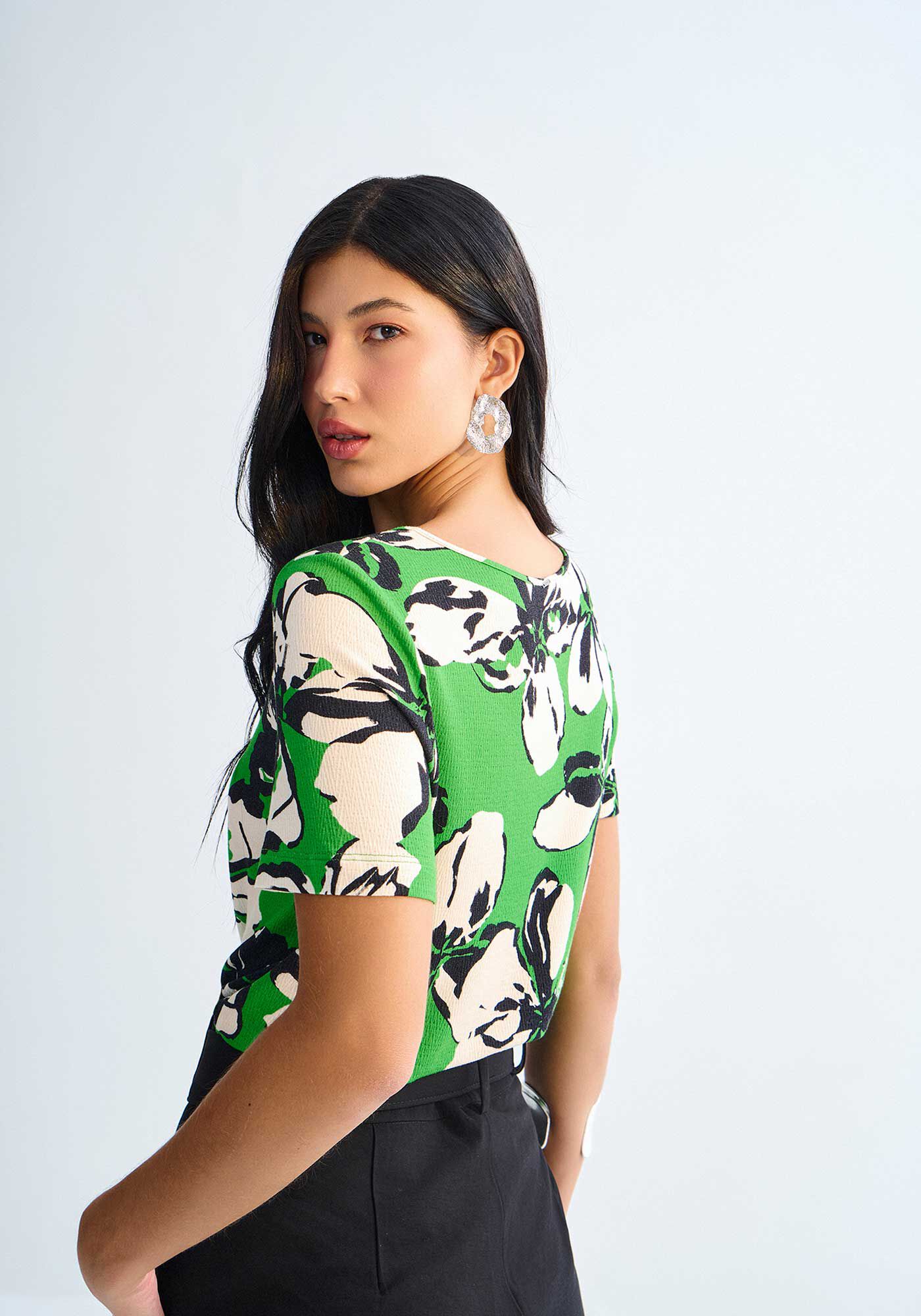 Blusa Manga Curta em Malha com Estampa M&aacute;xi Flores, , large.