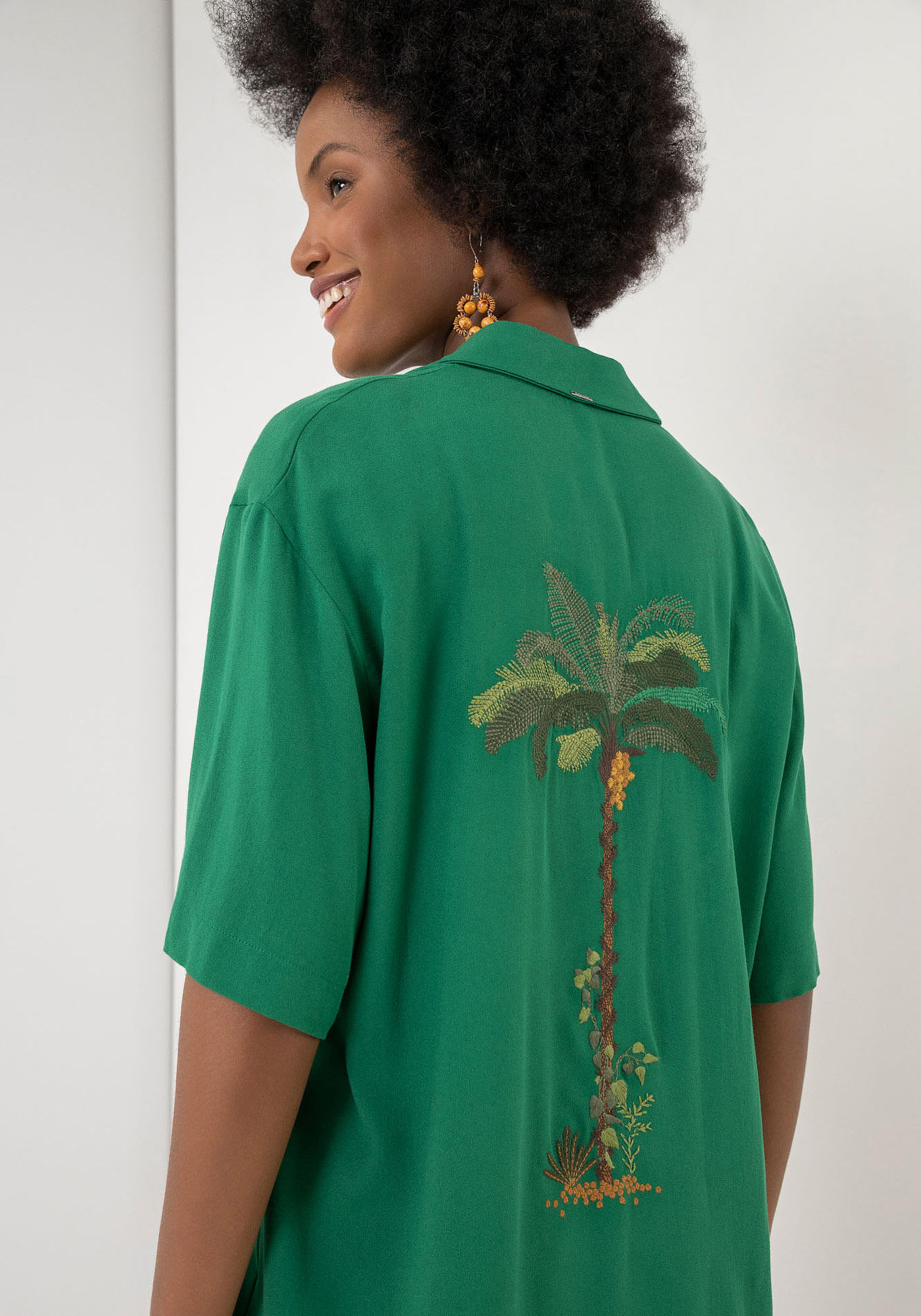 Camisa Manga Curta em Crepe com Bordado Costas, , large.