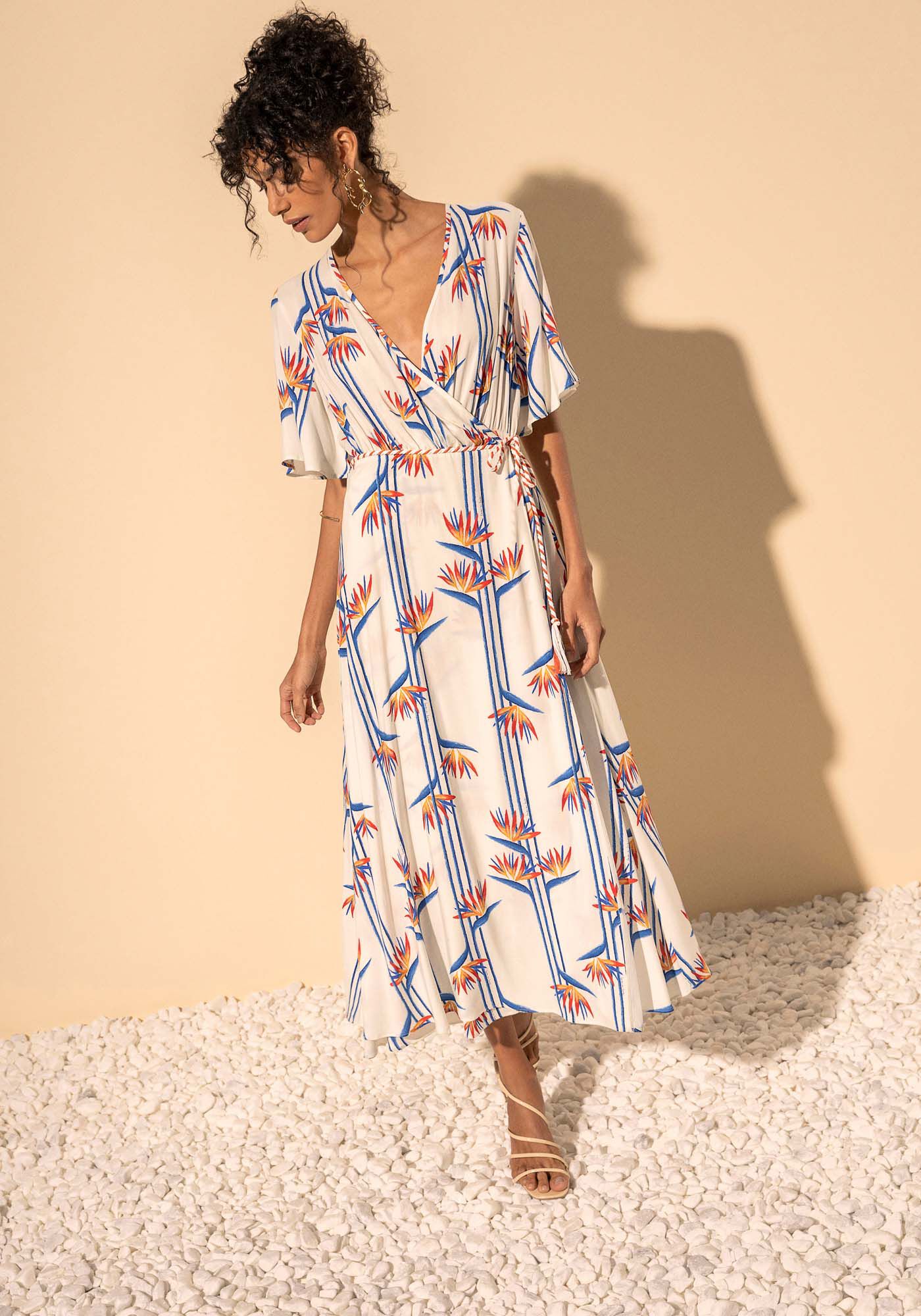 Vestido Ch&aacute; Estampado De Mangas Curtas Com Decote Em V, STRELIZIA MAXI BEGE, large.