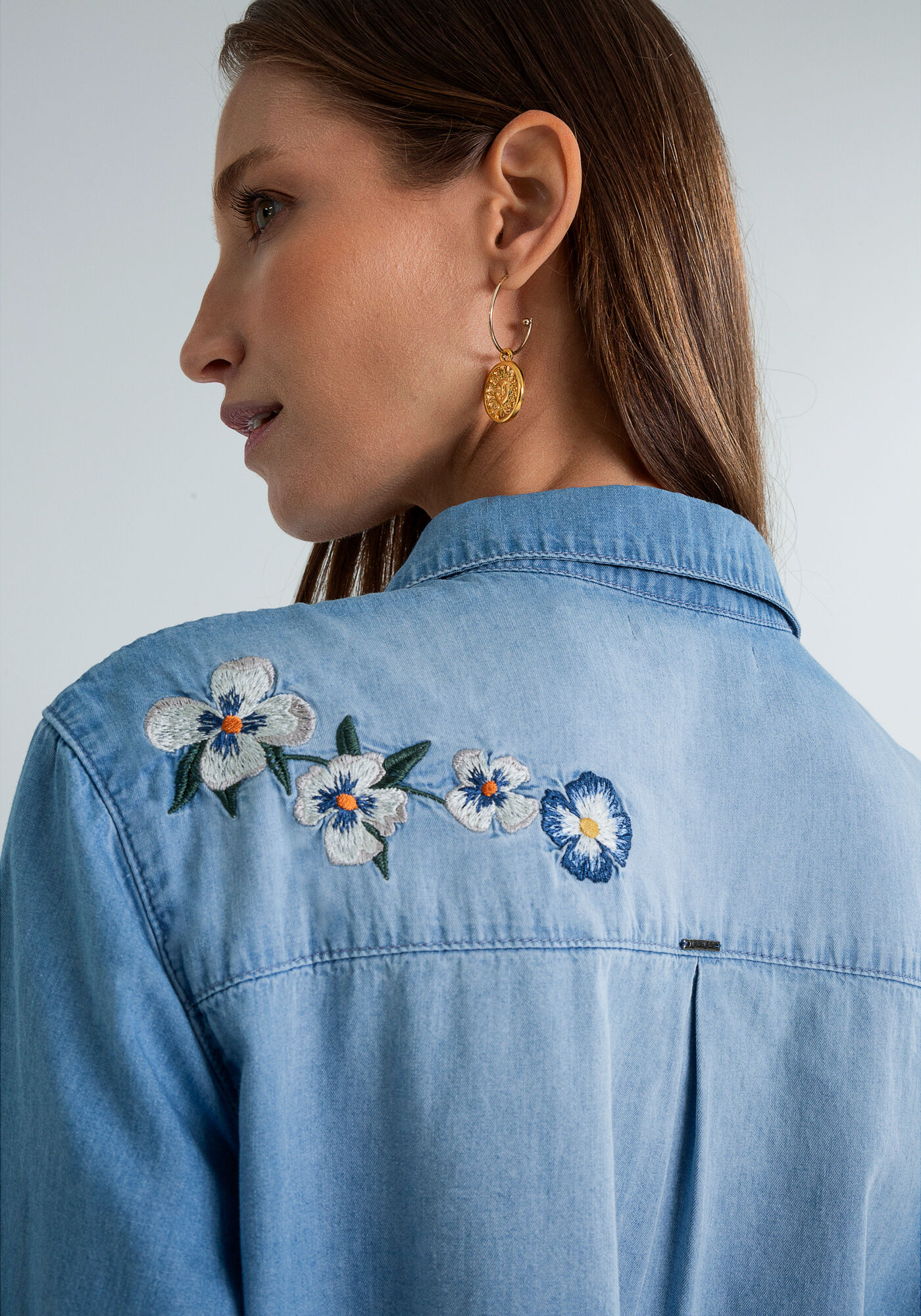 Camisa jeans com outlet bordado