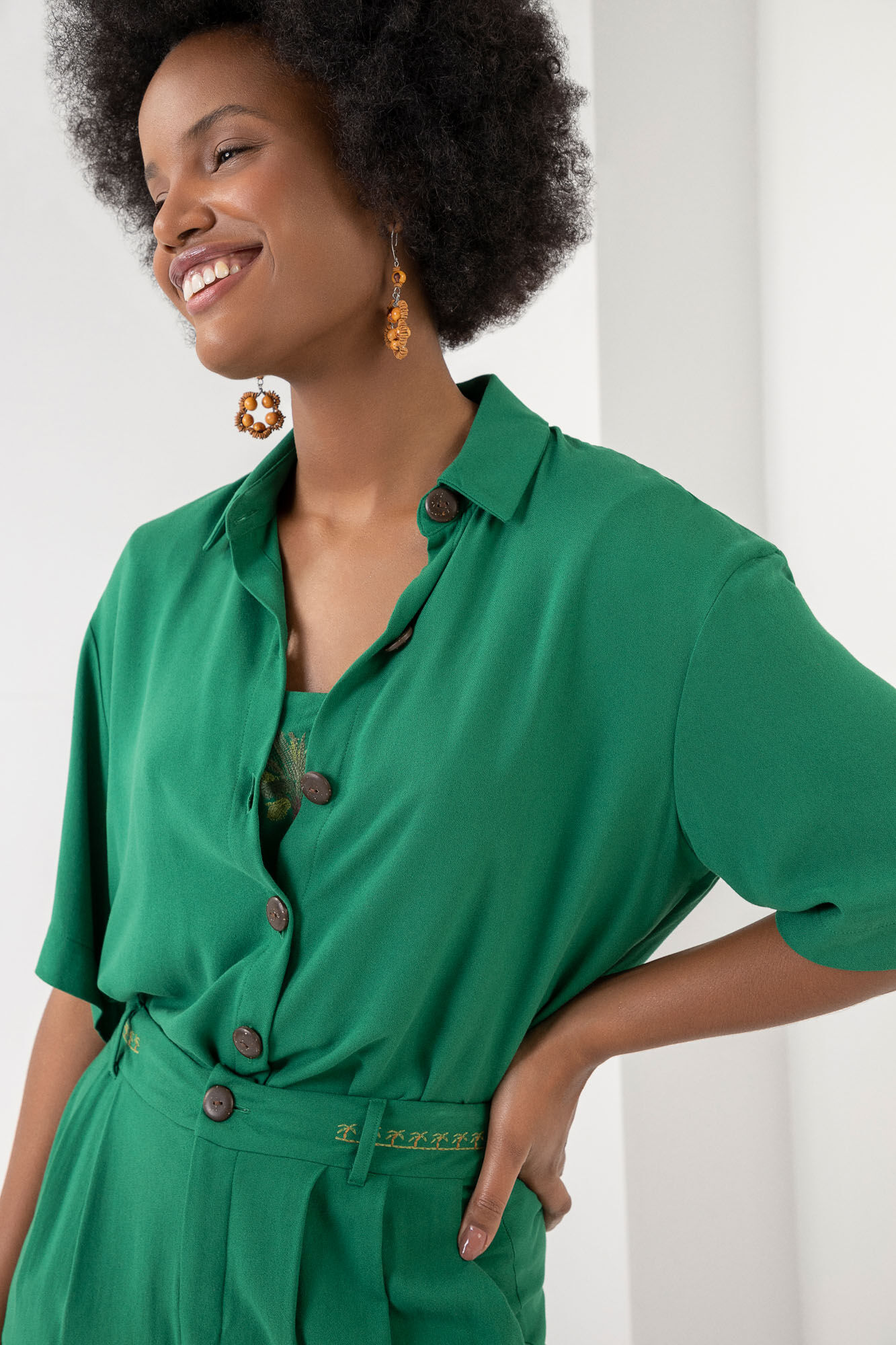 Camisa Manga Curta em Crepe com Bordado Costas, , large.