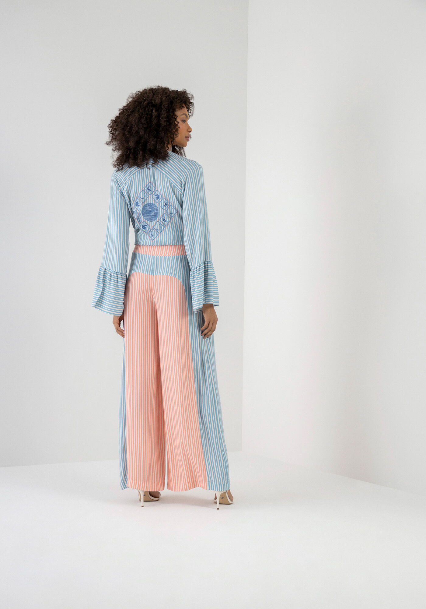 Cal&ccedil;a Pantalona em Crepe com Recortes Bicolor, CELESTE, large.