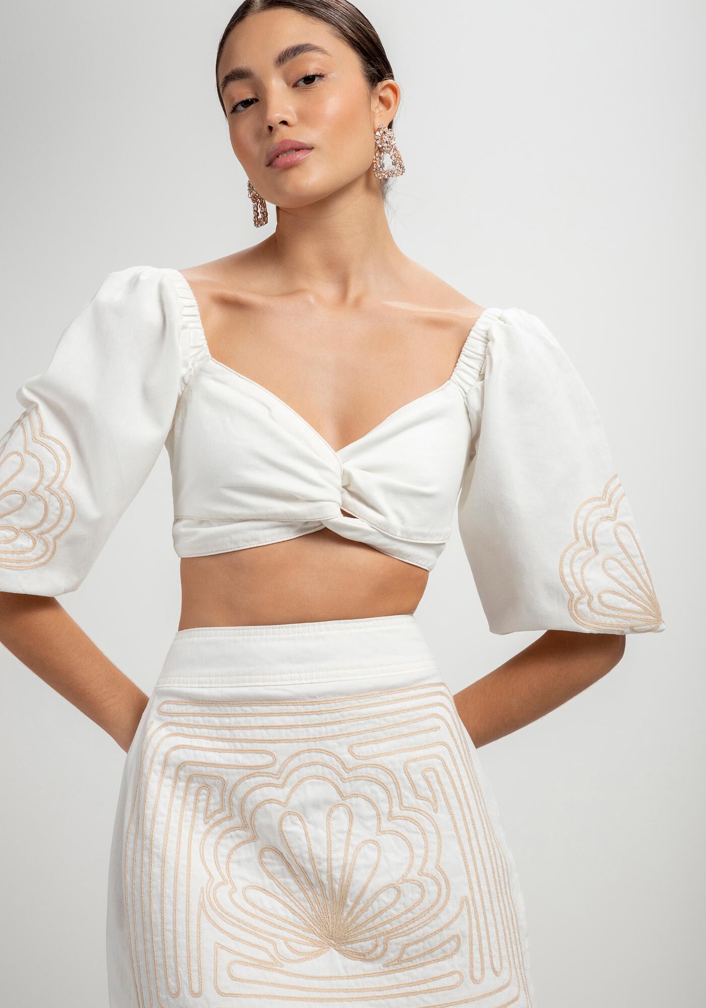 Blusa Sarja Cropped com Manga Bufante Bordada, BRANCO OFF WHITE, large.