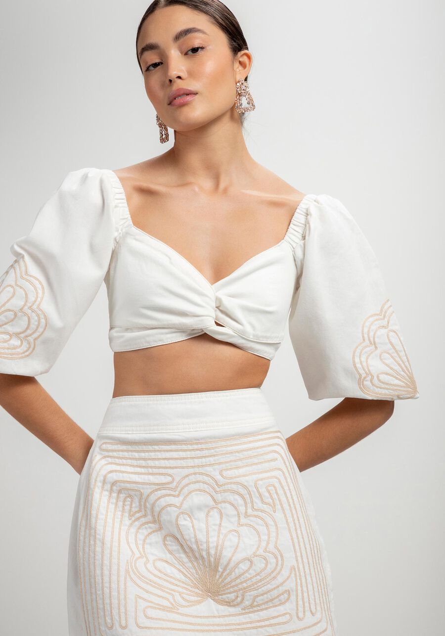 Blusa Sarja Cropped com Manga Bufante Bordada, BRANCO OFF WHITE. Blusa Sarja Cropped com Manga Bufante Bordada, BRANCO OFF WHITE, large.