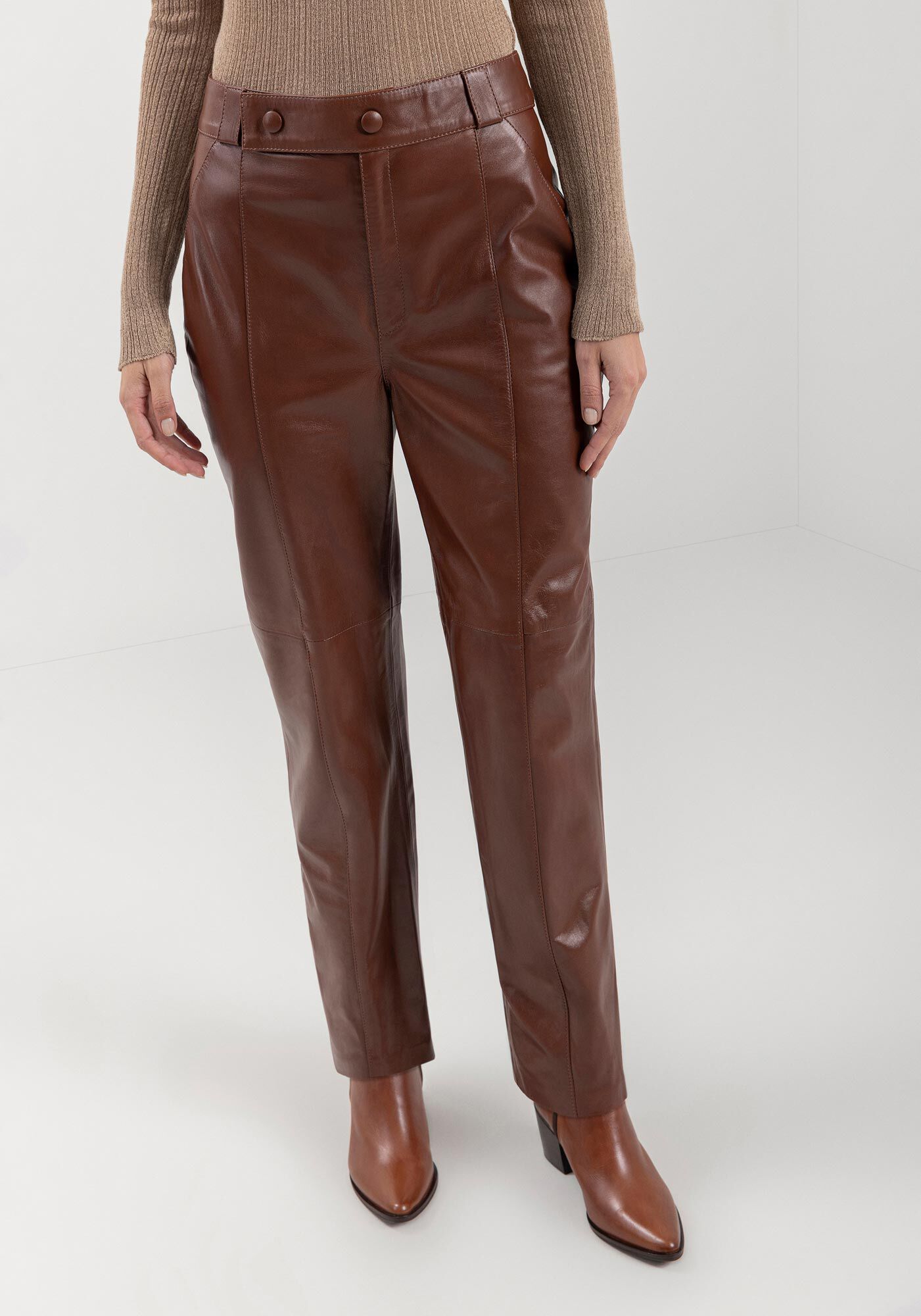 Cal&ccedil;a Reta De Couro Com Cintura M&eacute;dia E Bot&otilde;es Forrados, , large.