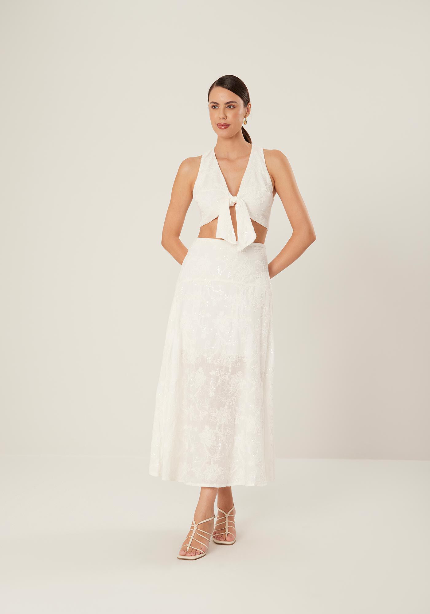 Blusa Cropped com M&aacute;xi Amarra&ccedil;&atilde;o e Bordado Paet&ecirc;, BRANCO OFF WHITE, large.