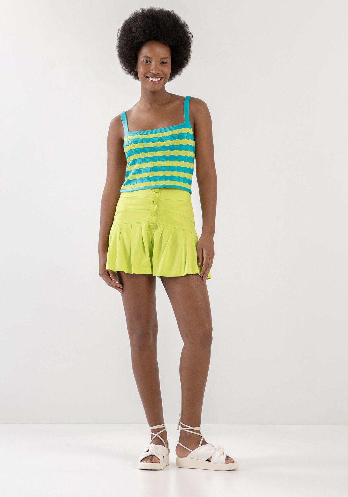 Short cintura sale alta com pregas
