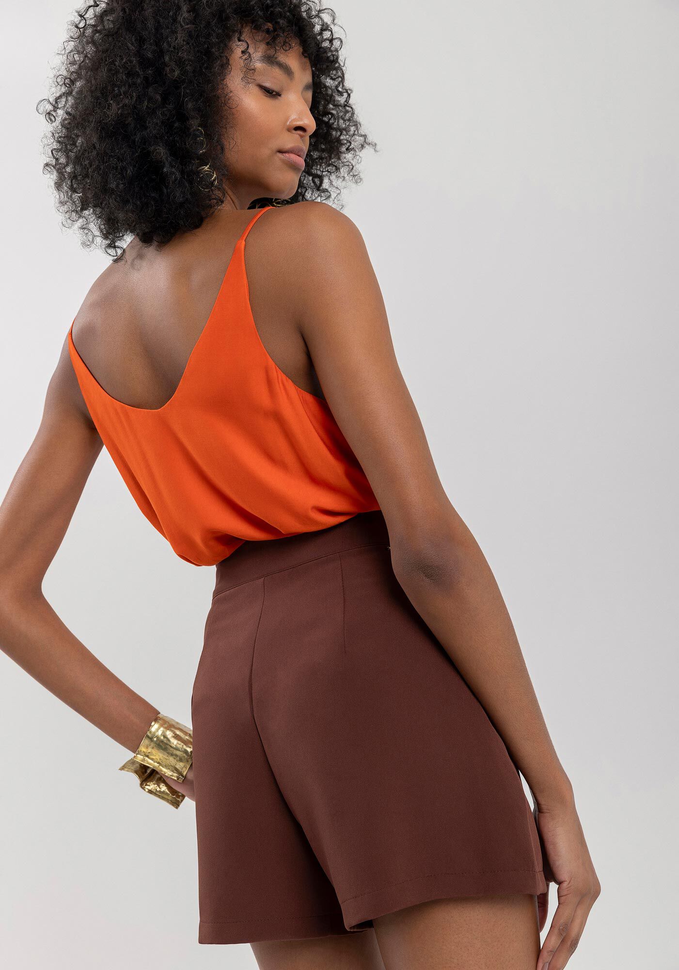 Shorts Curto Em Alfaiataria Com Cintura M&eacute;dia E Bolsos, , large.