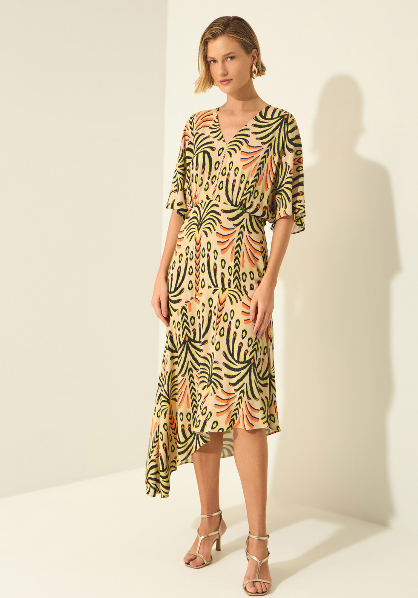 Vestido Midi Assim&eacute;trico Com Mangas Curtas, TROPICALIA BEGE, large.