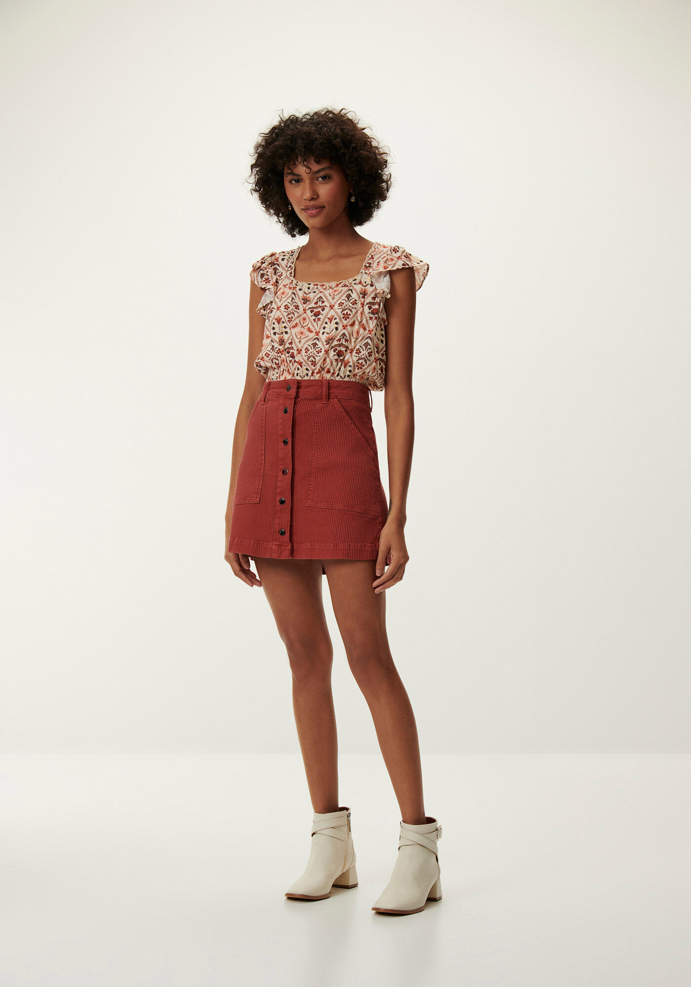 Blusa Estampada em Viscose com Babados e P&eacute;rolas, , large.