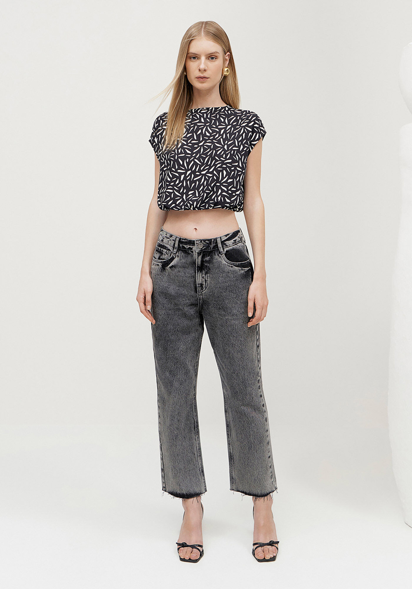 Blusa Cropped Estampada em Viscose com El&aacute;stico, TEXTURE, large.