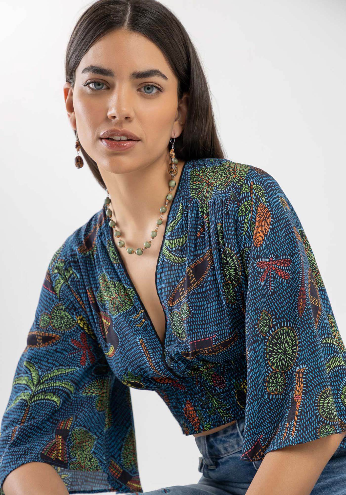 Cropped manga top flare estampado