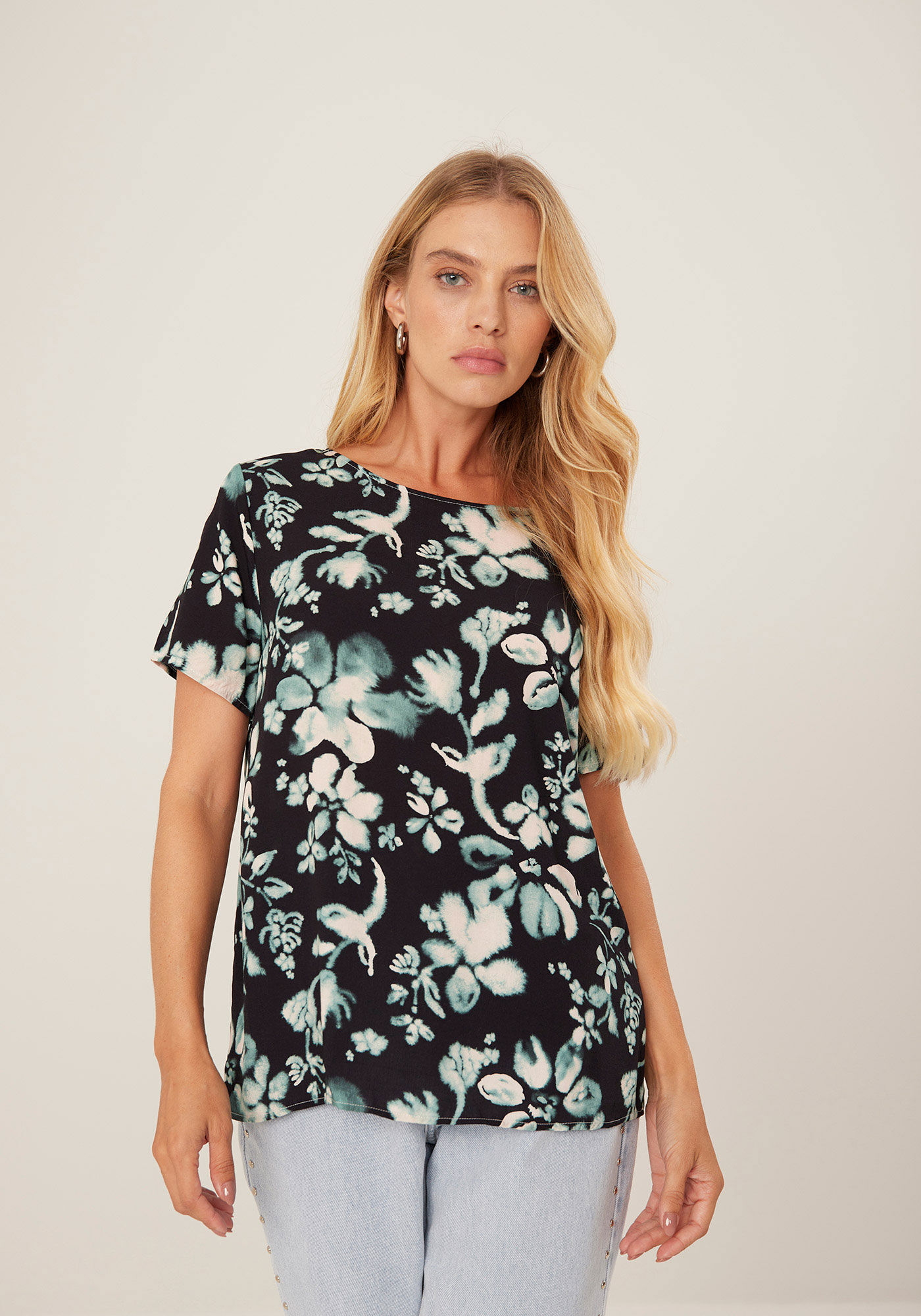 Blusa B&aacute;sica Estampada Em Viscose Com Mangas Curtas, , large.