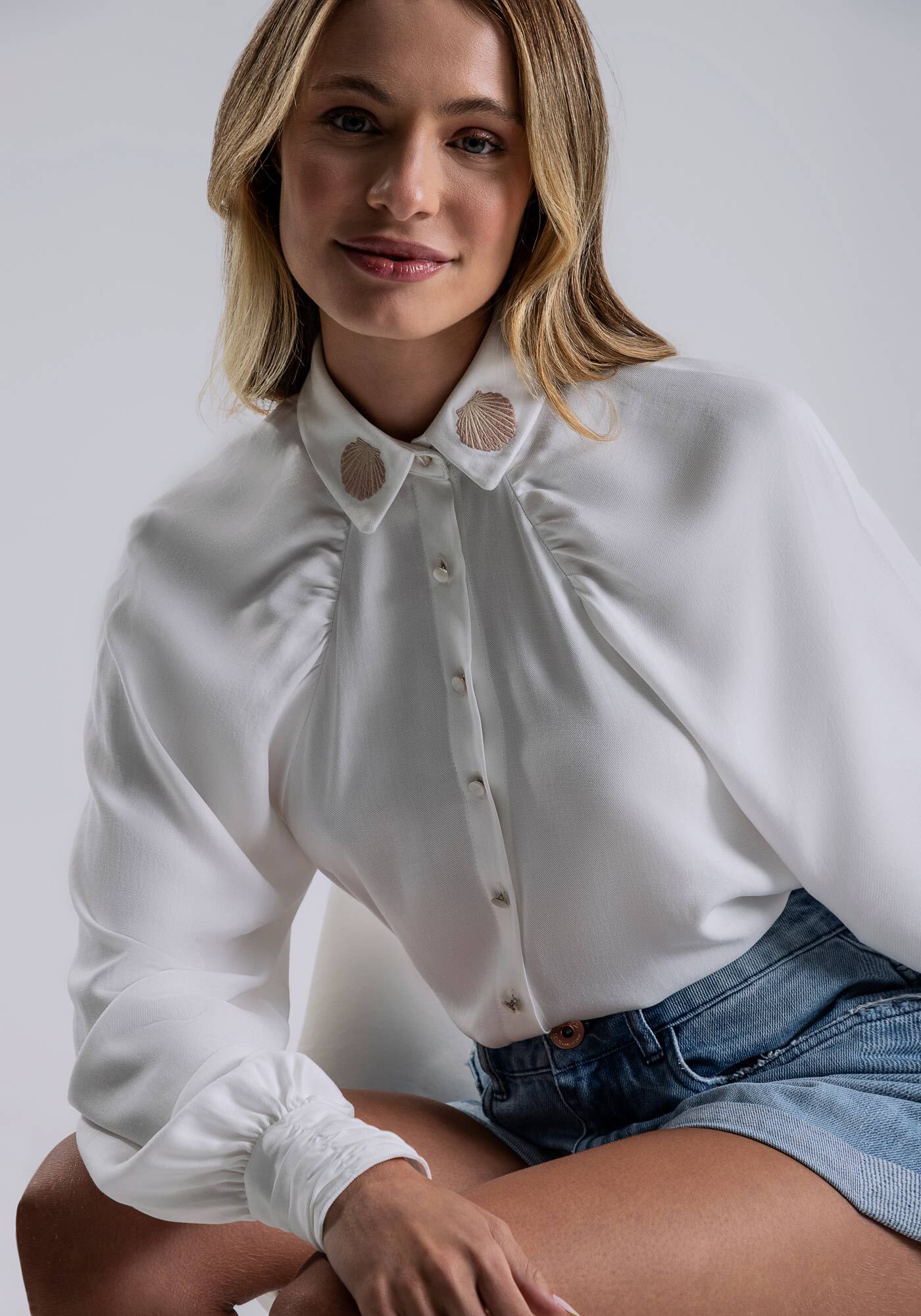 Camisa Manga M&aacute;xi com Bordado Gola, BRANCO OFF WHITE, large.