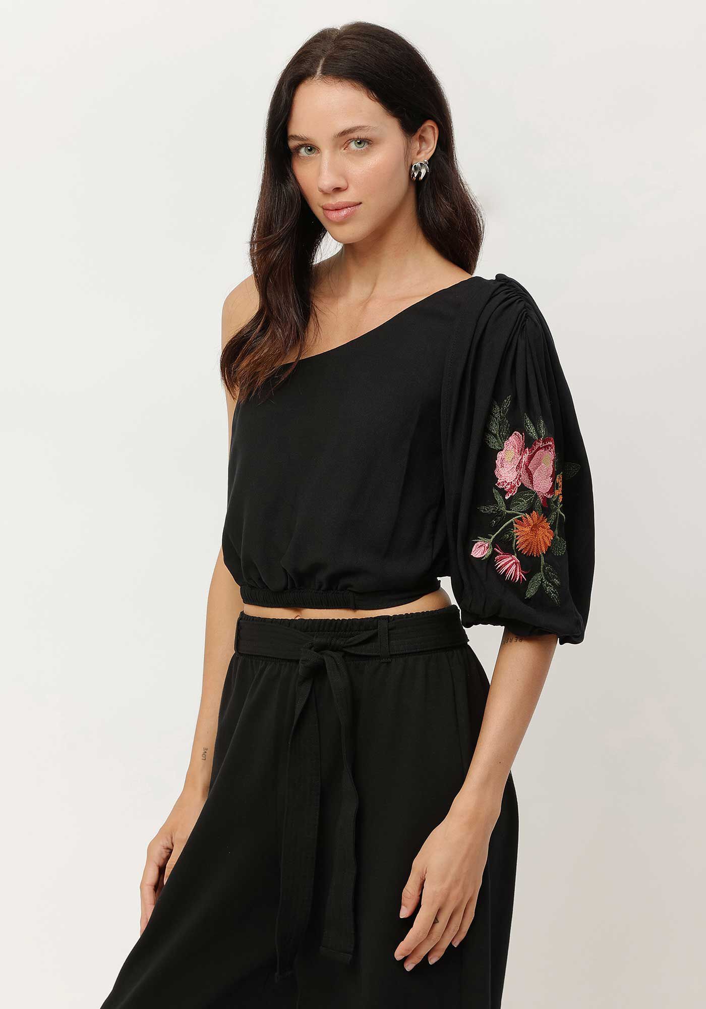 Blusa Ombro S&oacute; Cropped com Bordado Manga, PRETO REATIVO, large.