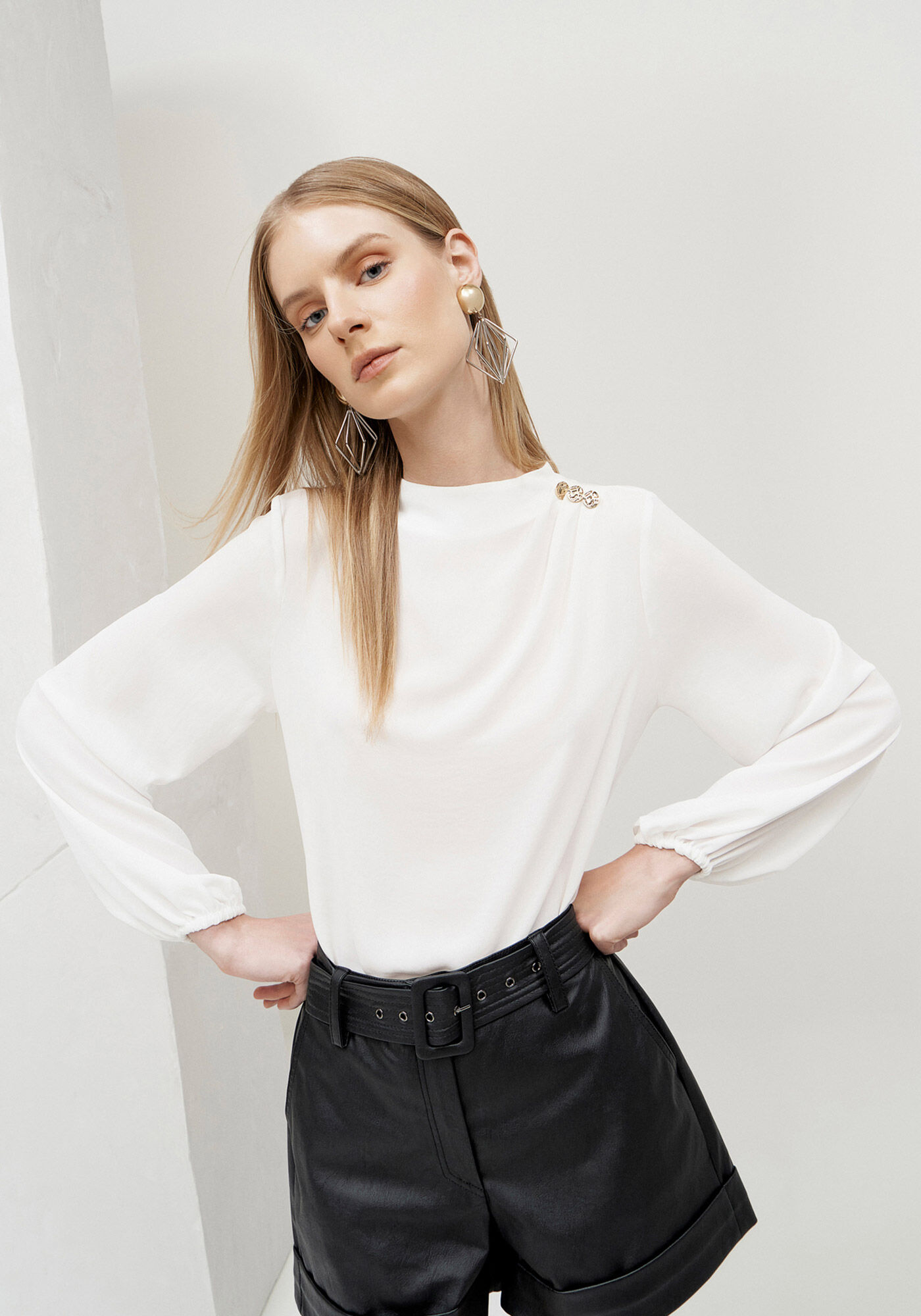 Blusa Manga Longa em Crepe com Franzido Ombro, , large.