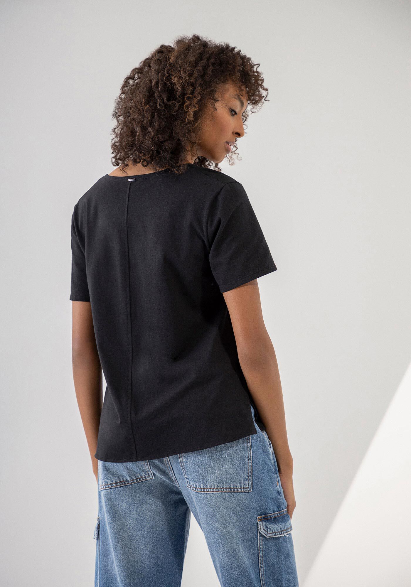 Blusa Manga Curta em Viscose com Decote V B&aacute;sica, , large.
