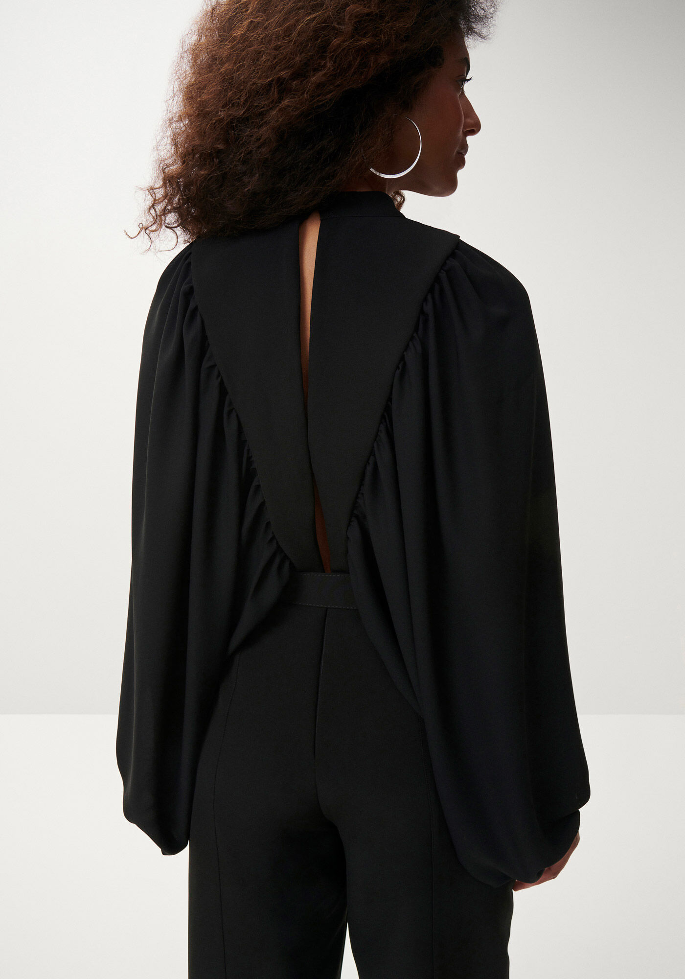 Macac&atilde;o Longo em Crepe com M&aacute;xi Mangas e Cinto, , large.