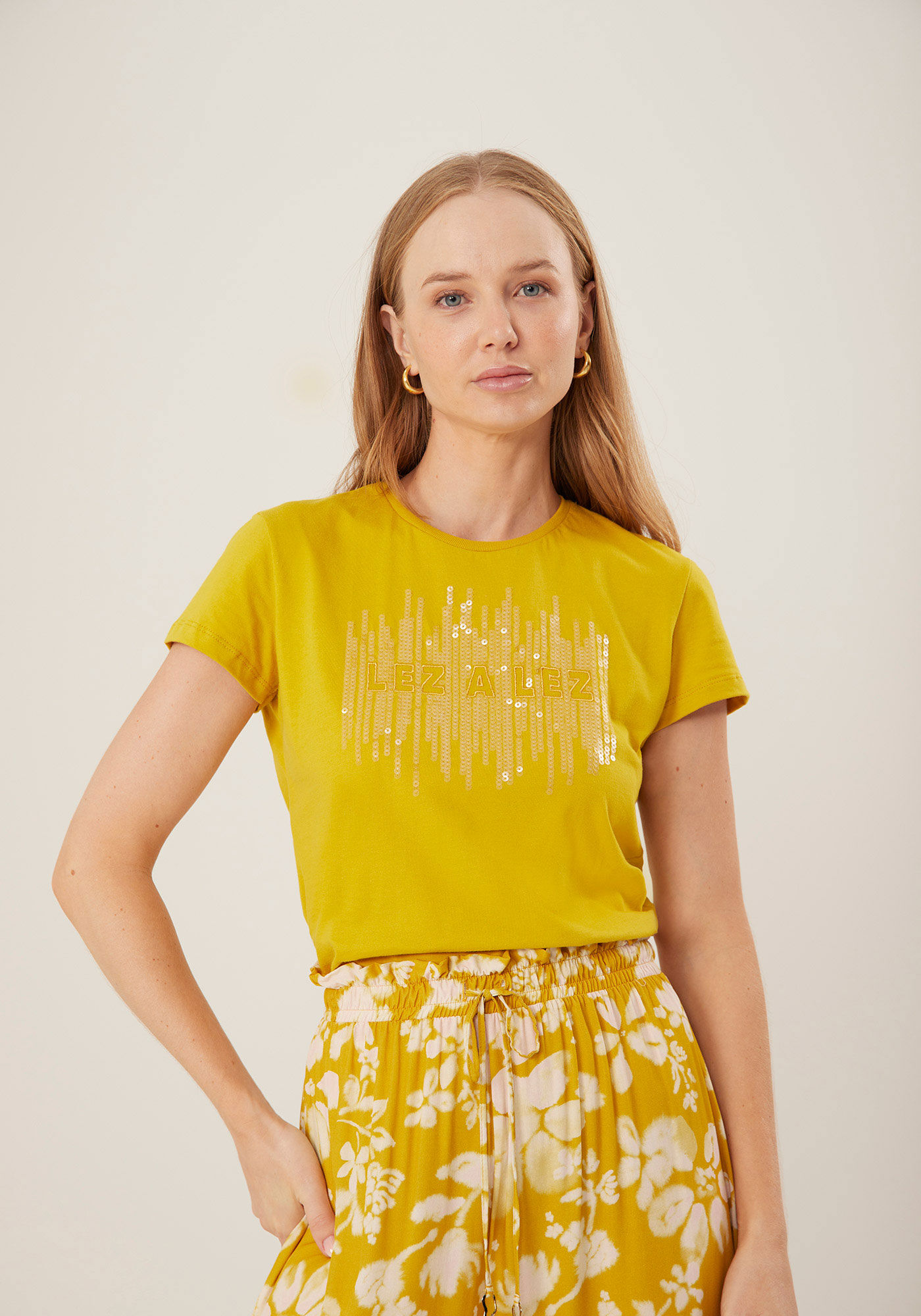 Blusa T-Shirt De Mangas Curtas Com Aplica&ccedil;&otilde;es De Paet&ecirc;, , large.